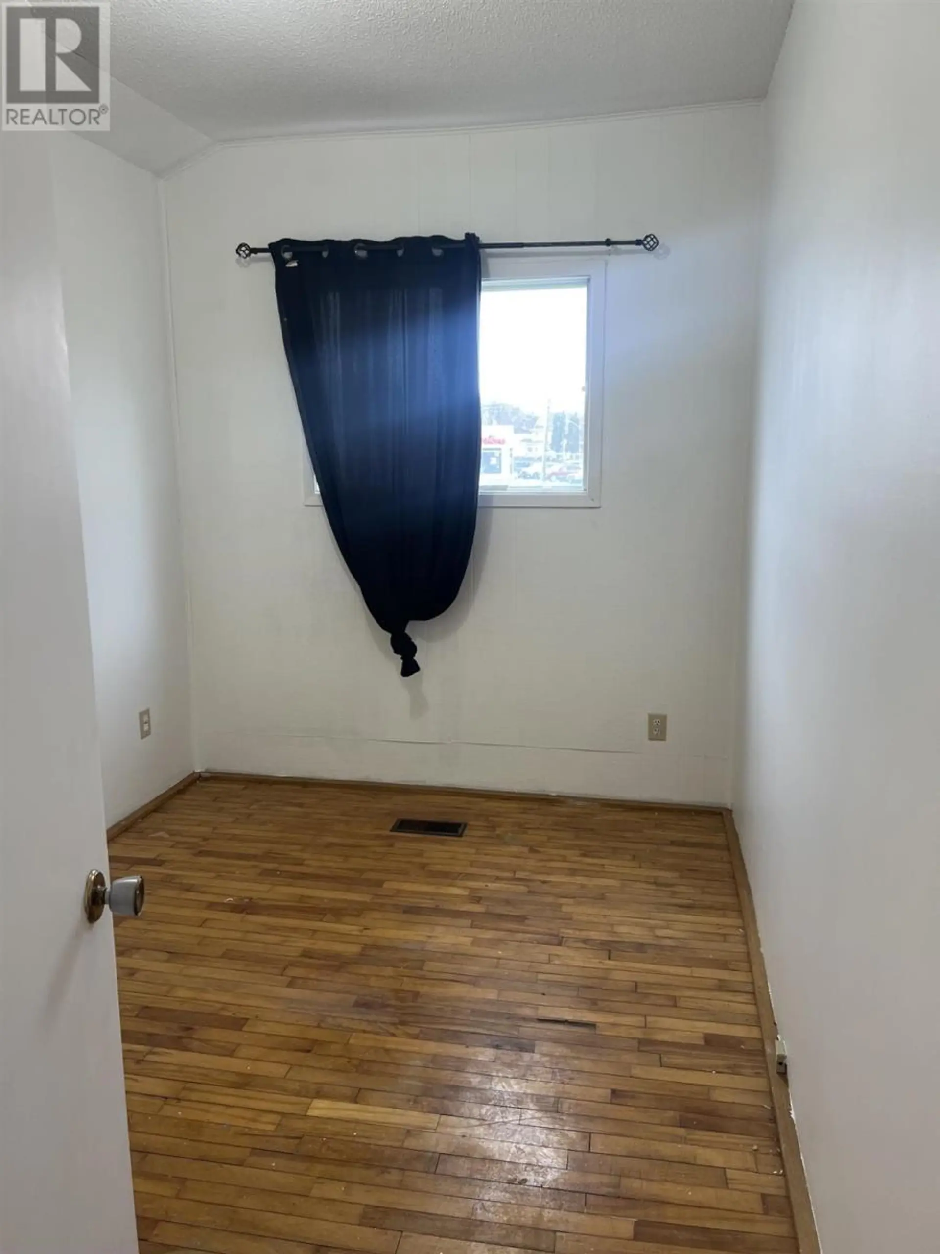 209 Wellington ST - Image 10