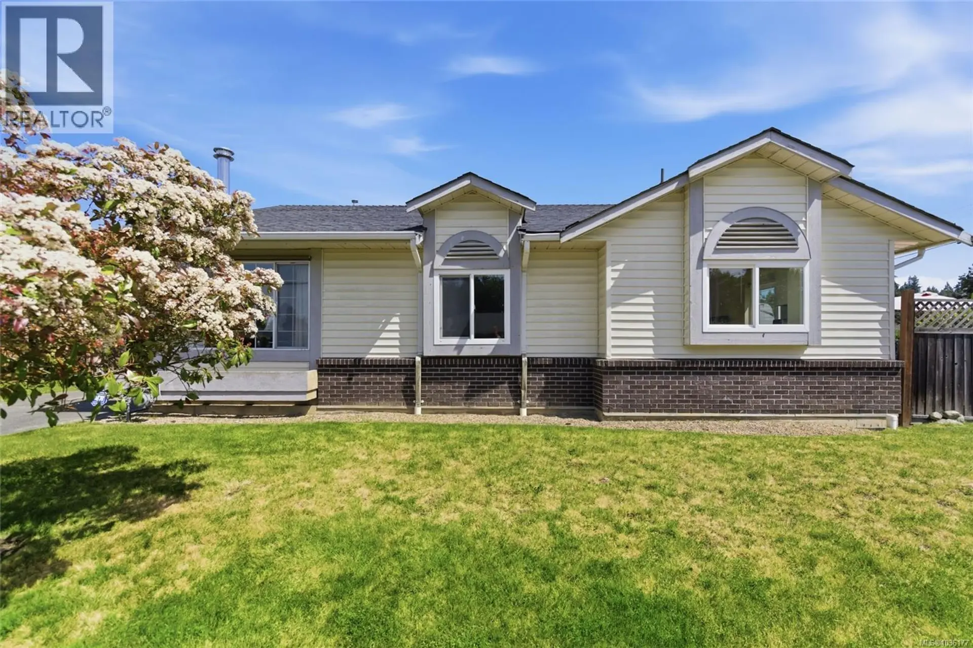 Property at 670 Arbutus St, Qualicum Beach, BC