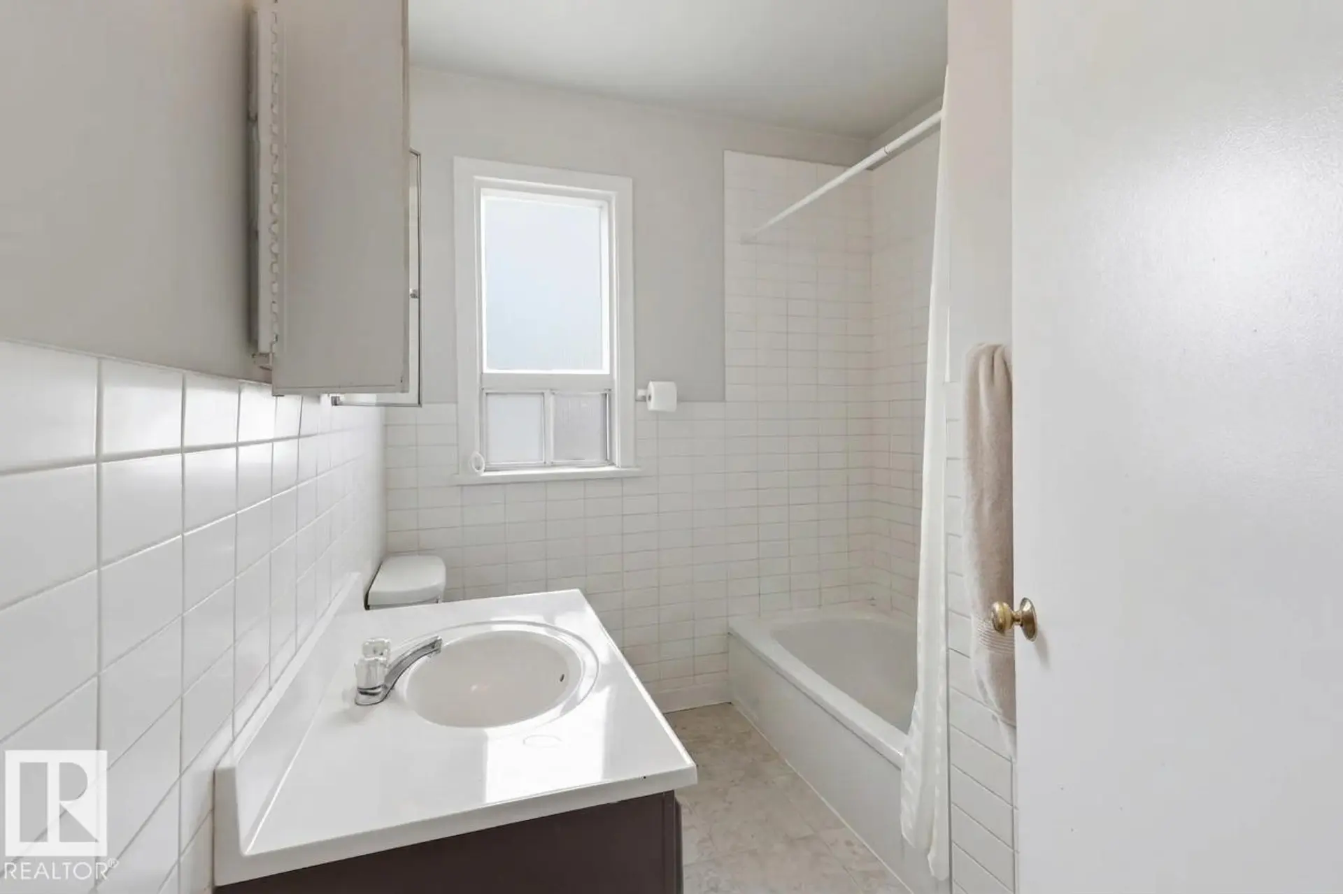 9206 / 9208 90 ST NW - Image 12
