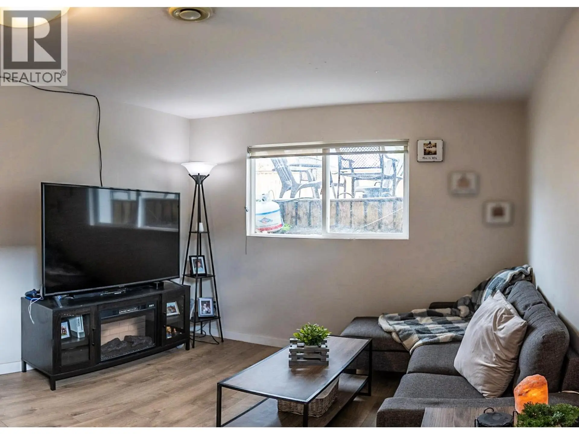 724 SCHOOL Avenue - Image 12