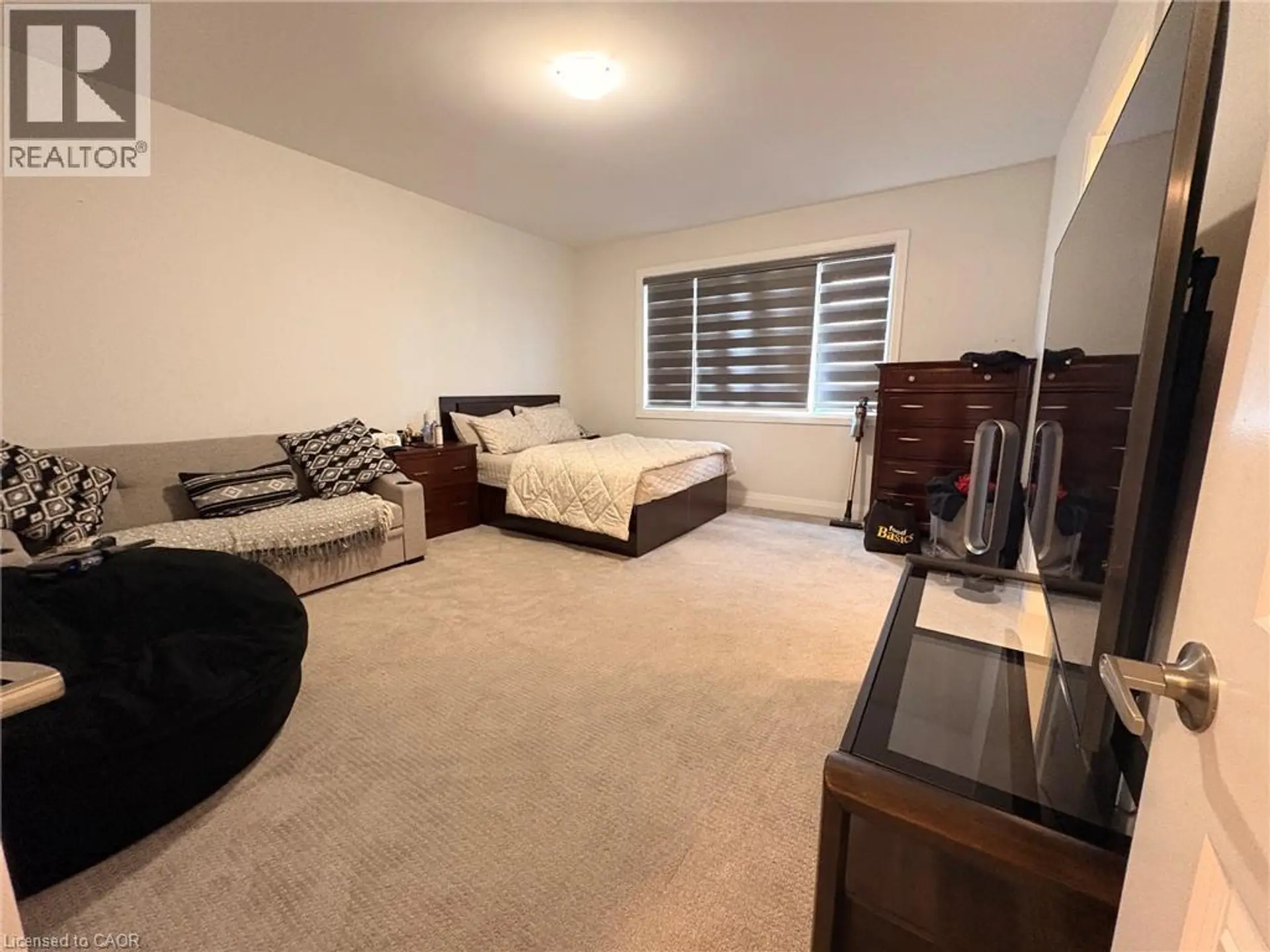 1079 EDINBURGH Drive - Image 8