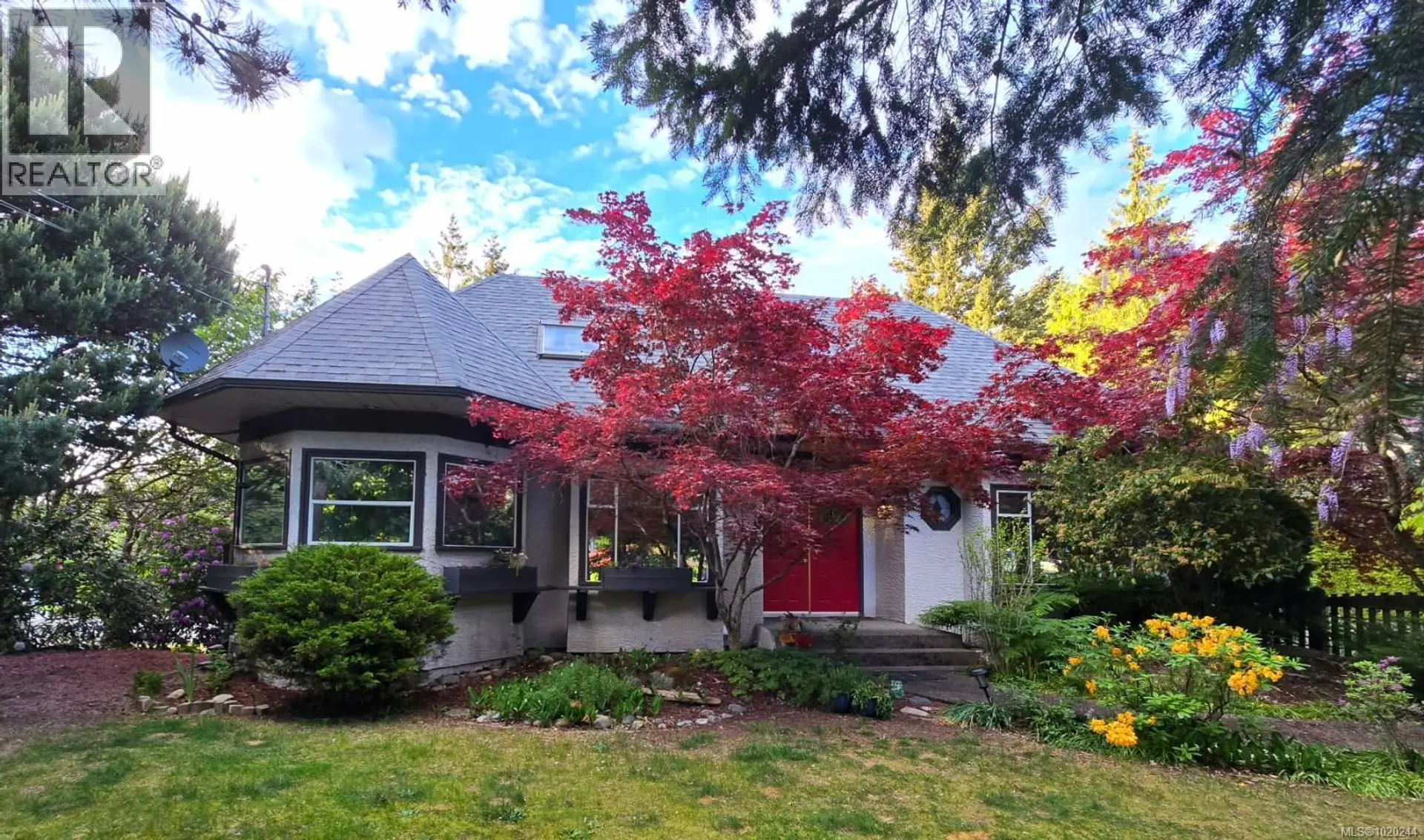 Property at 647 Tamarack Dr, Qualicum Beach, BC