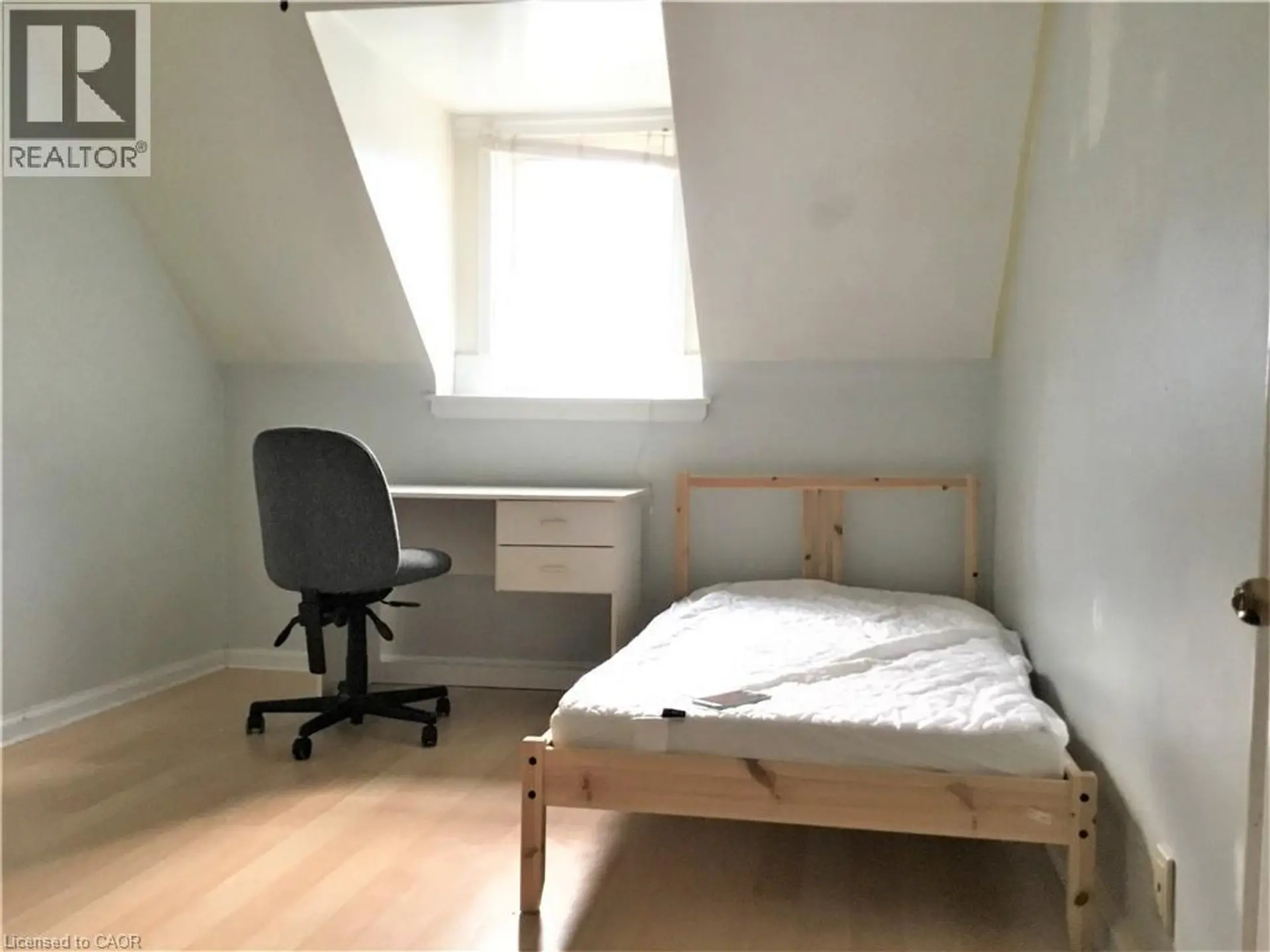 156 BOND Street S - Image 2