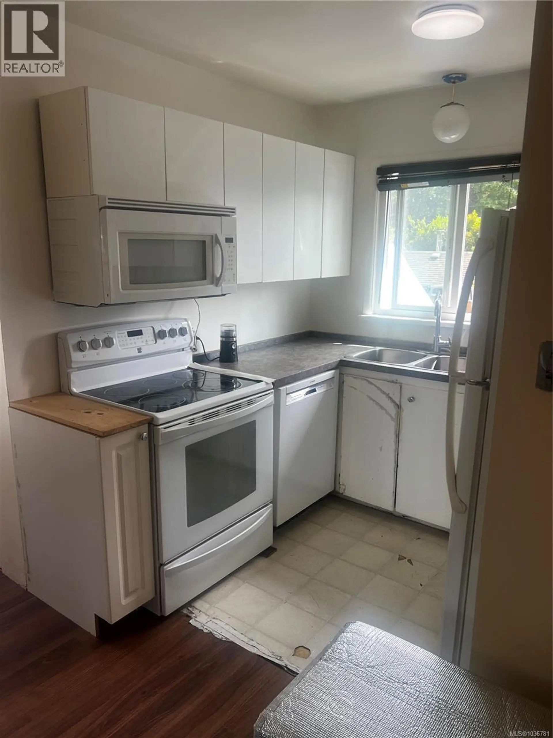 3796 Departure Bay Rd - Image 12