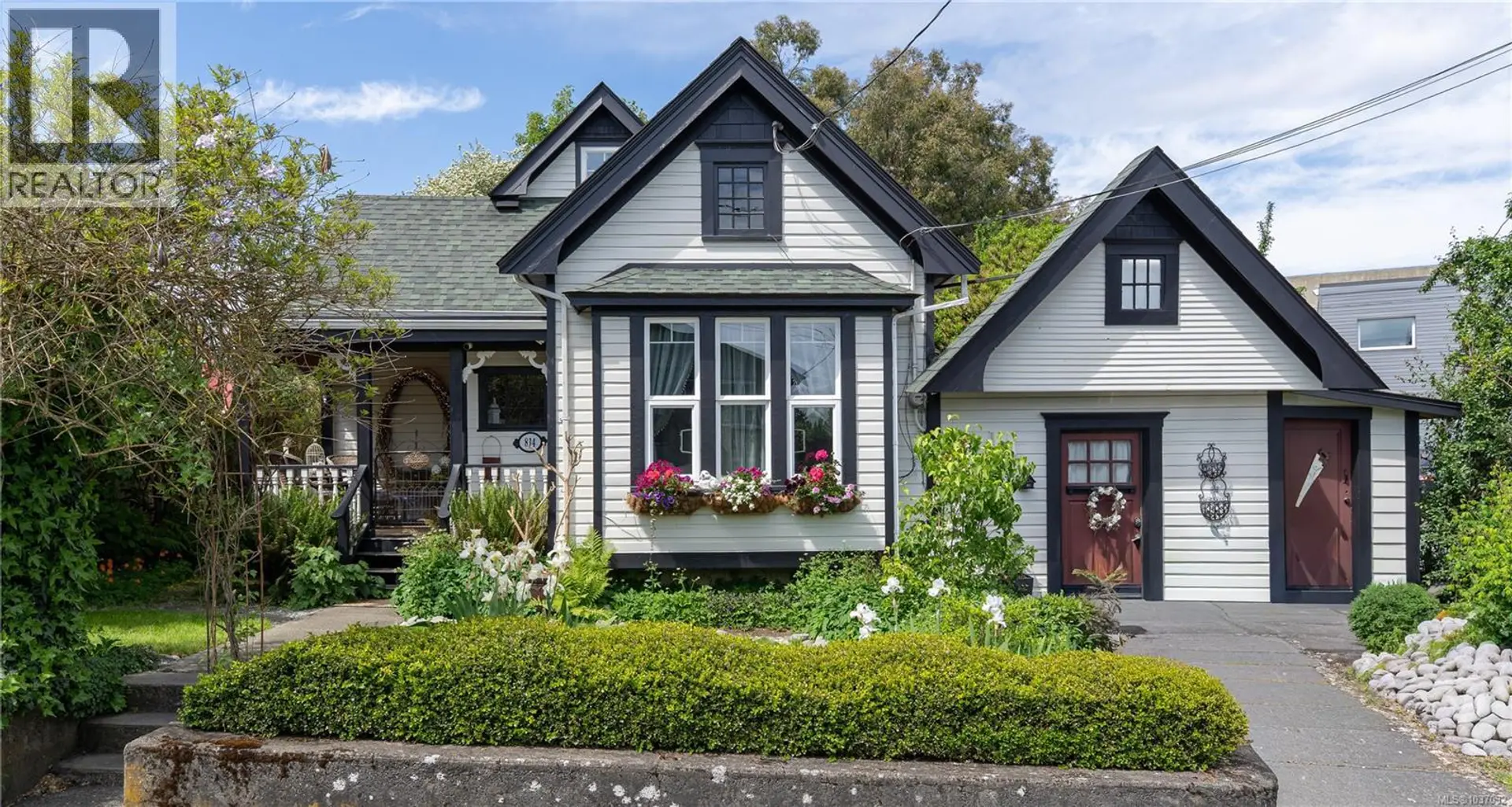 Property at 814 Hereward Rd, Victoria, BC