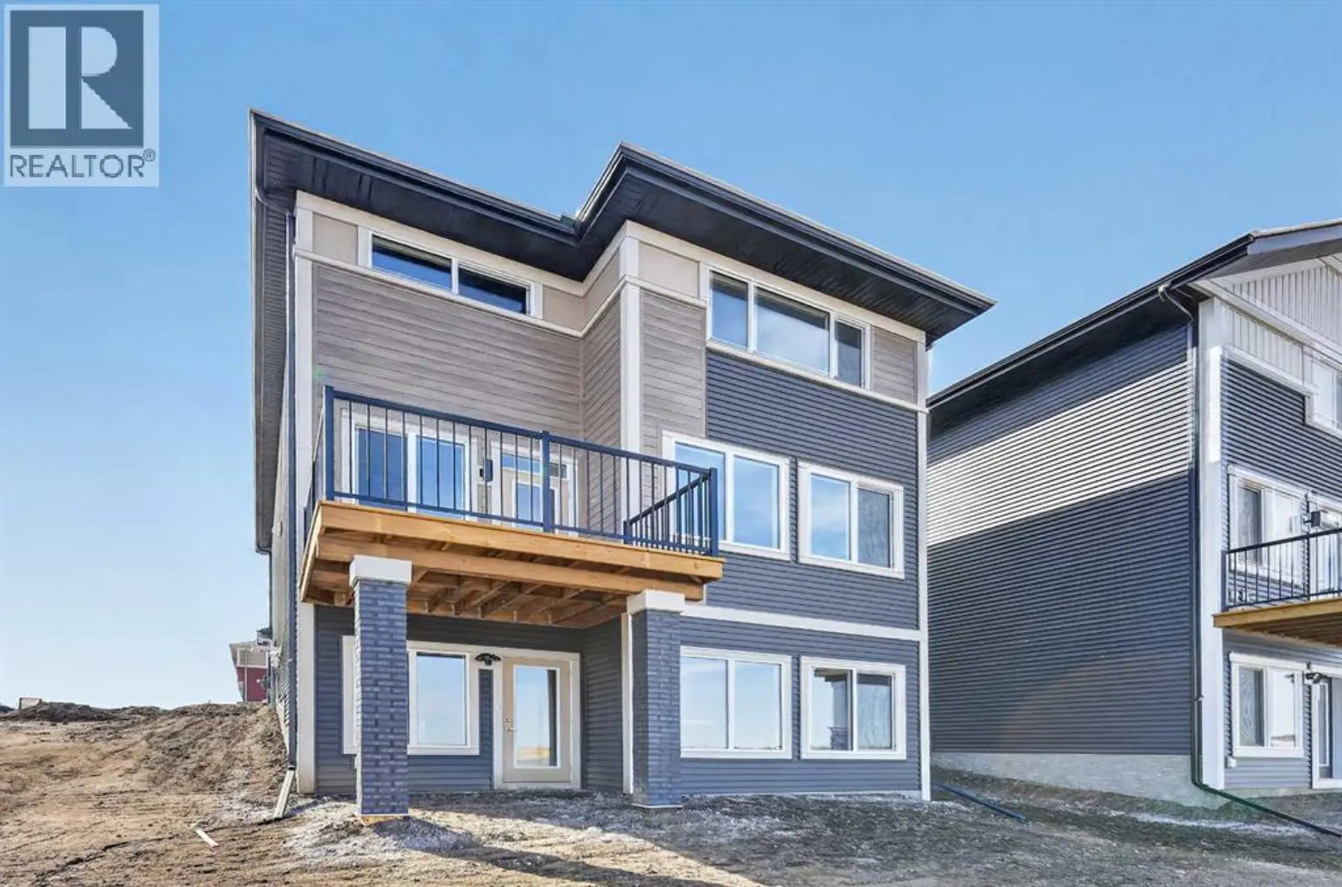 211 Corner Glen Crescent NE - Image 2