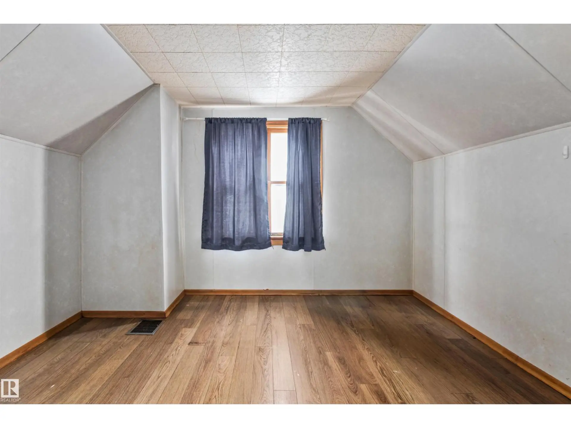 8331 81 AV NW - Image 11