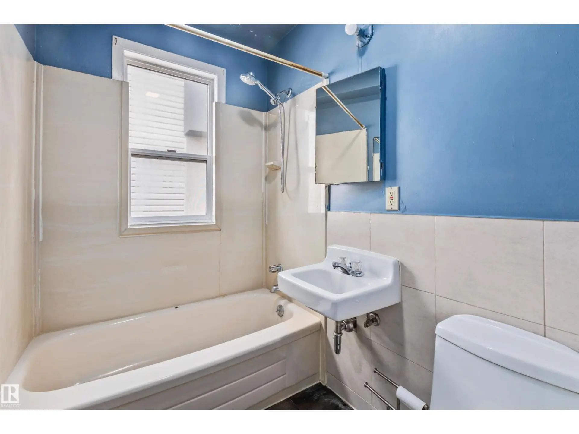 8331 81 AV NW - Image 9