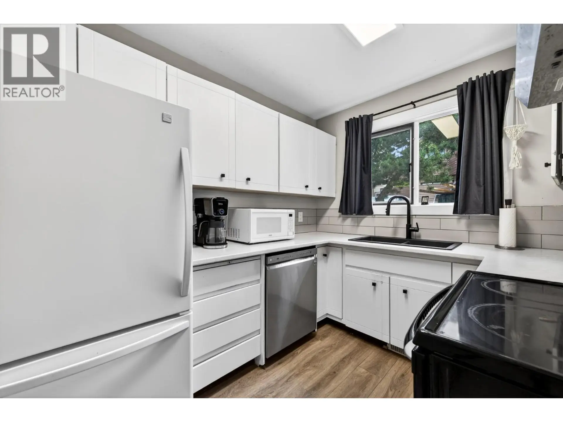#9 250 Pemberton Terrace - Image 9