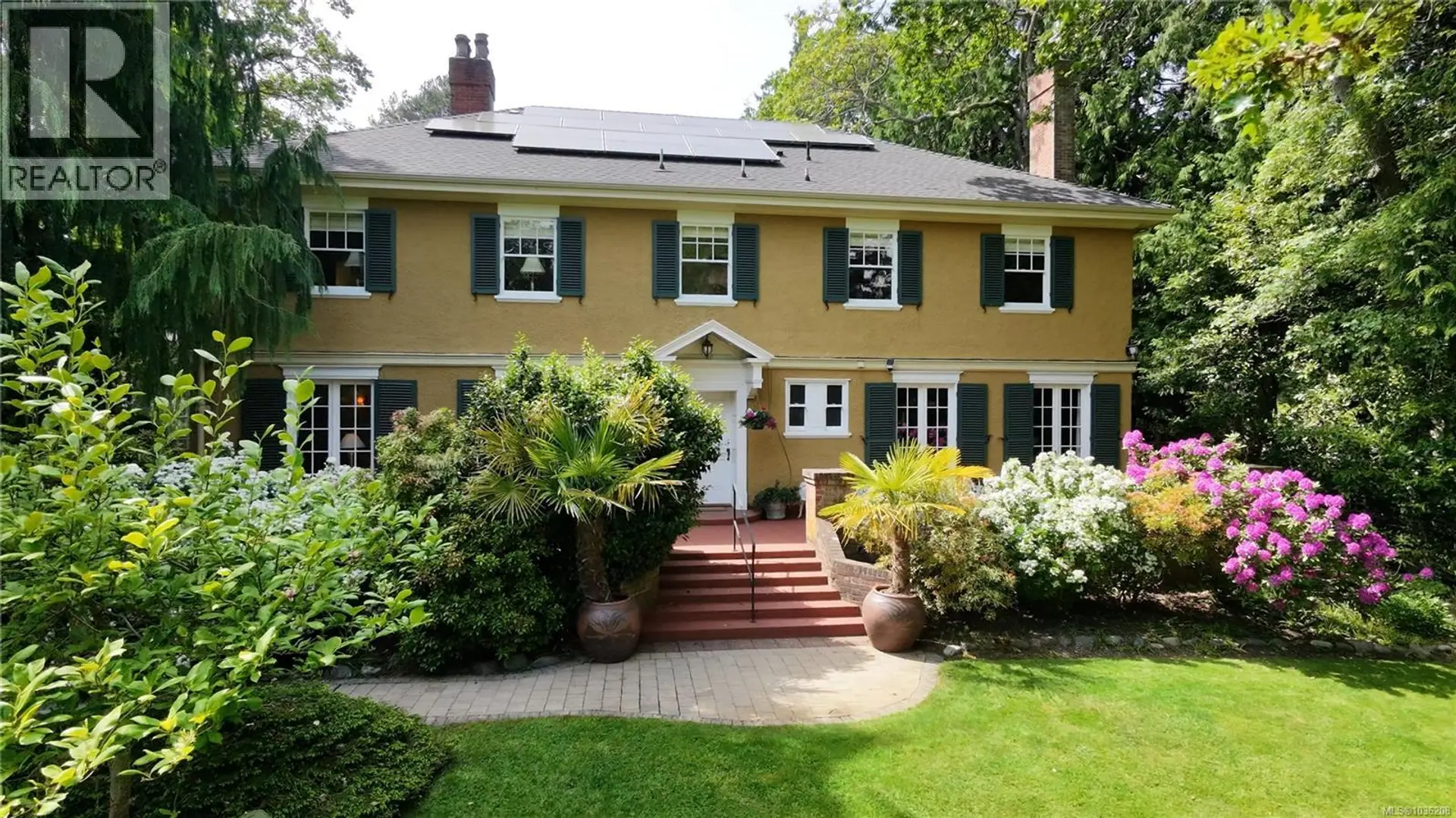 Property at 990 Terrace Ave, Victoria, BC