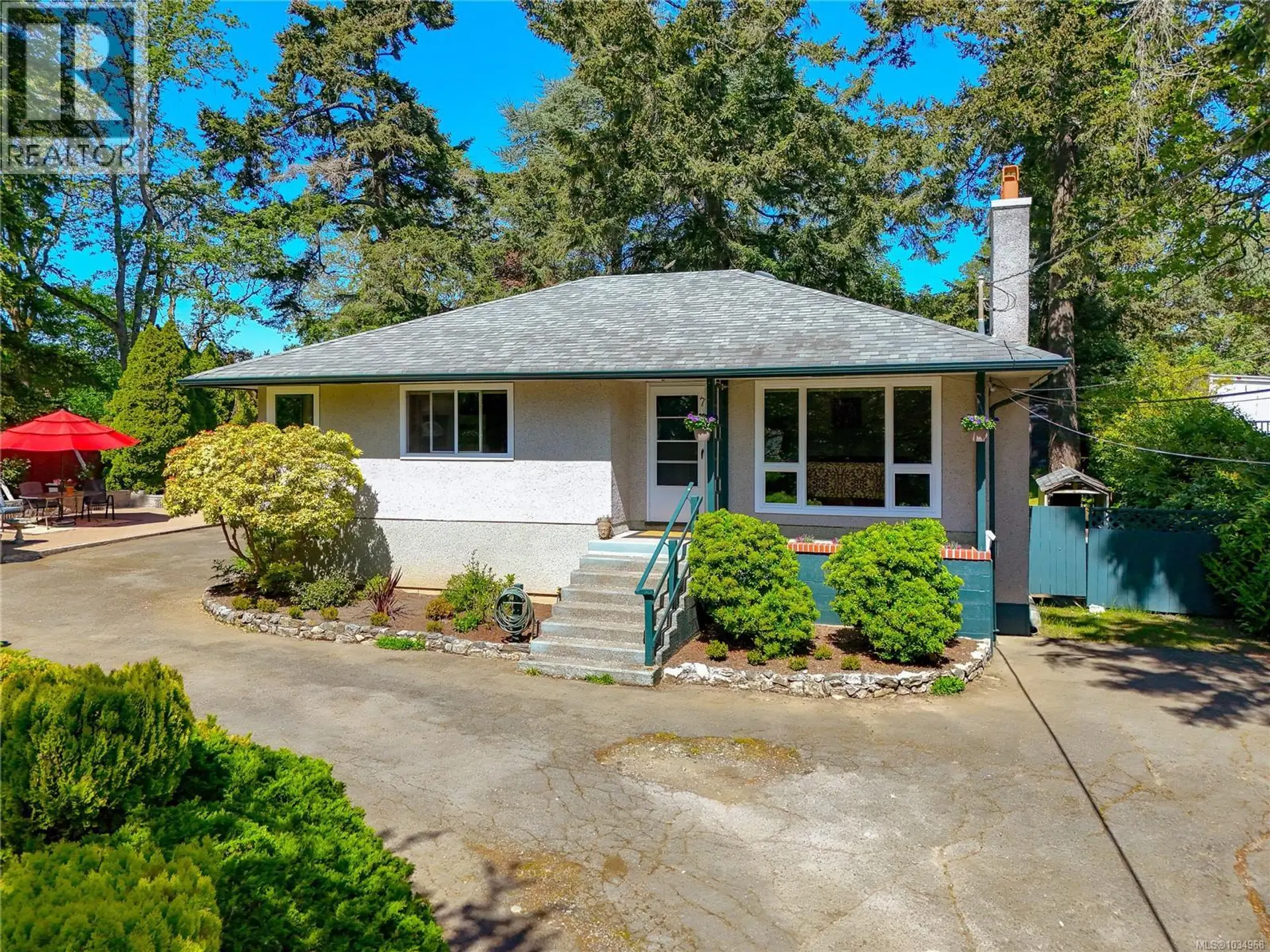 Property at 164 Island Hwy, View Royal, BC