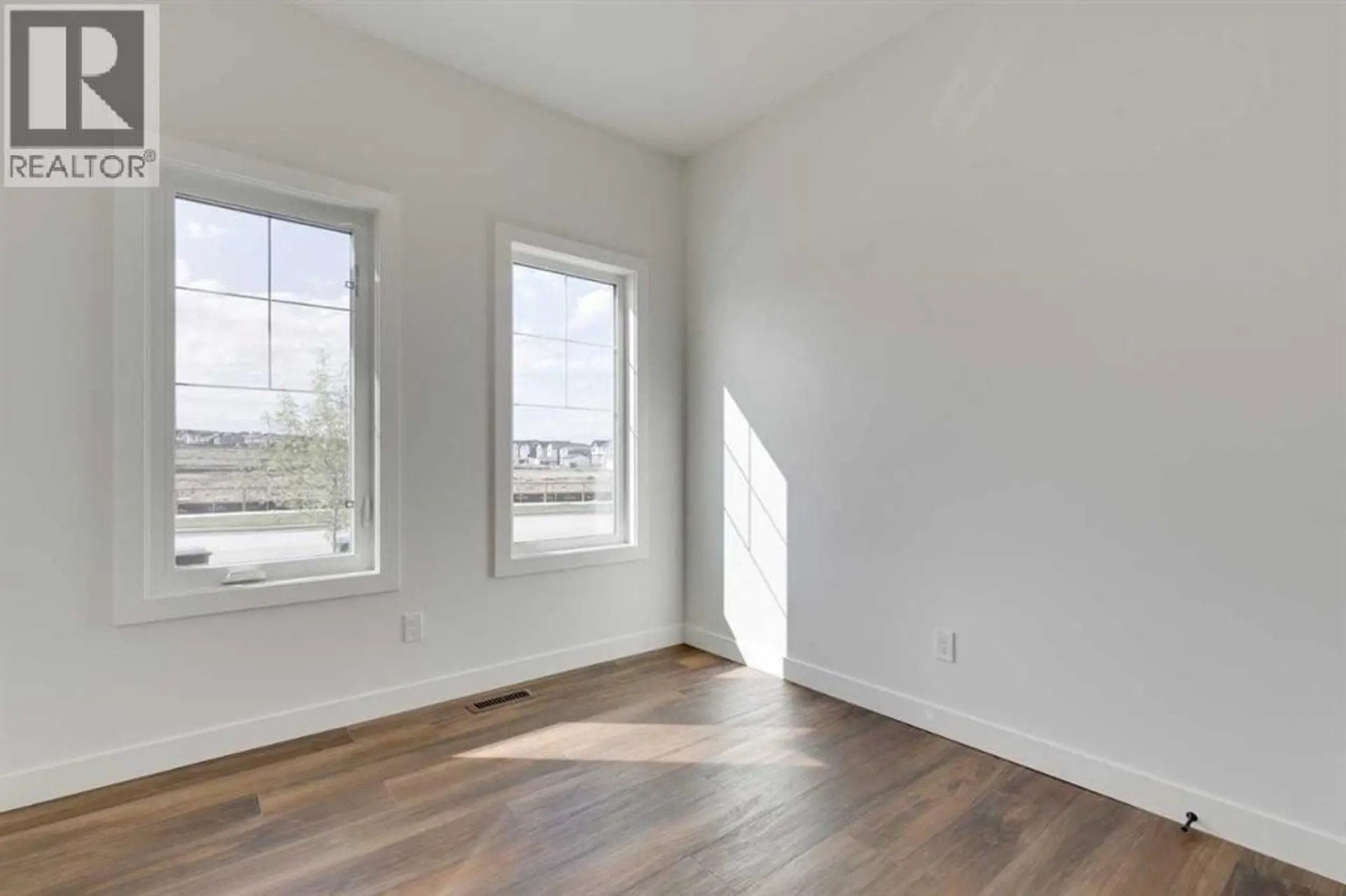 182 Lanark Gate SE - Image 5