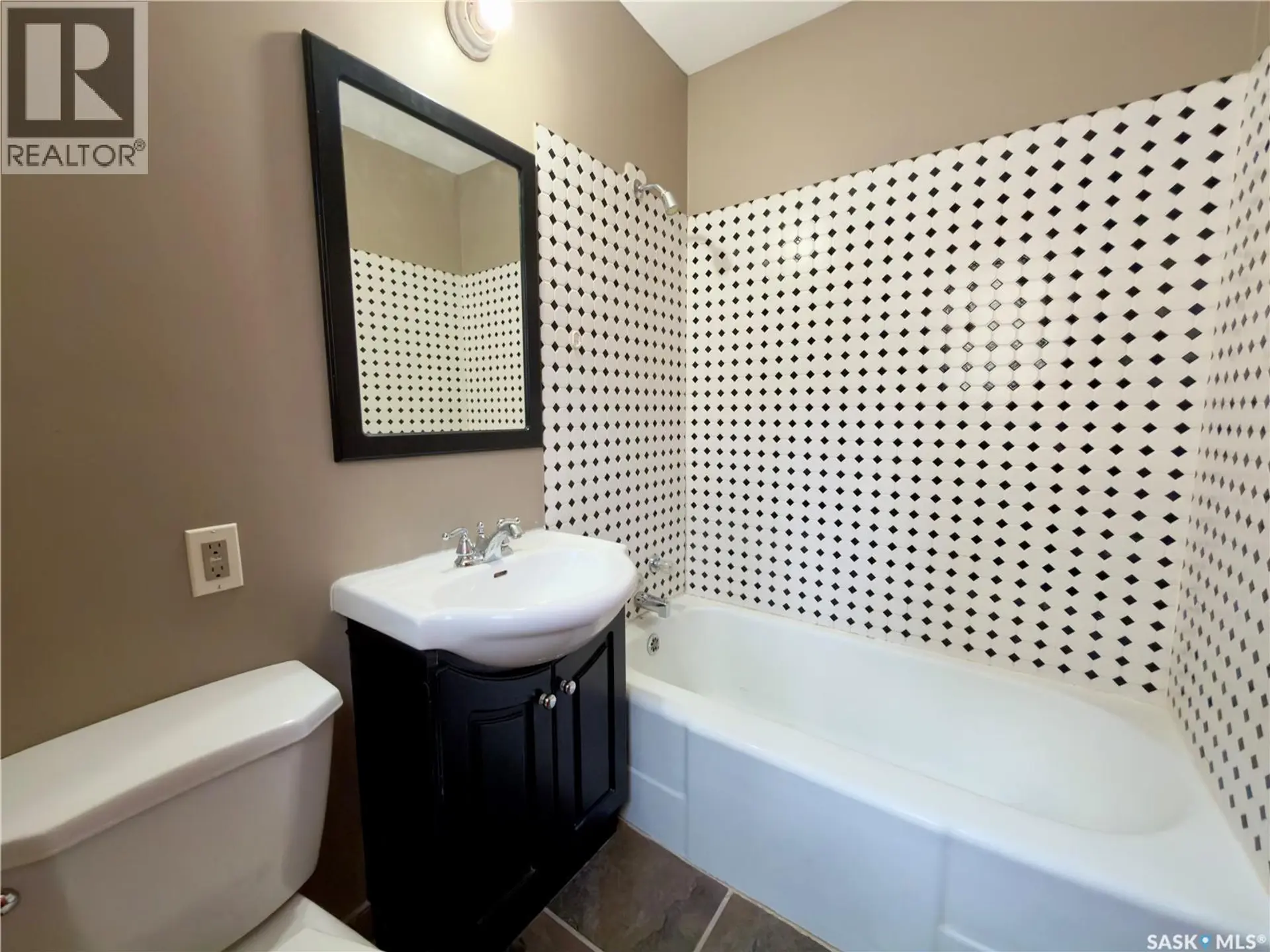 #2 400 4th AVENUE N - Image 4