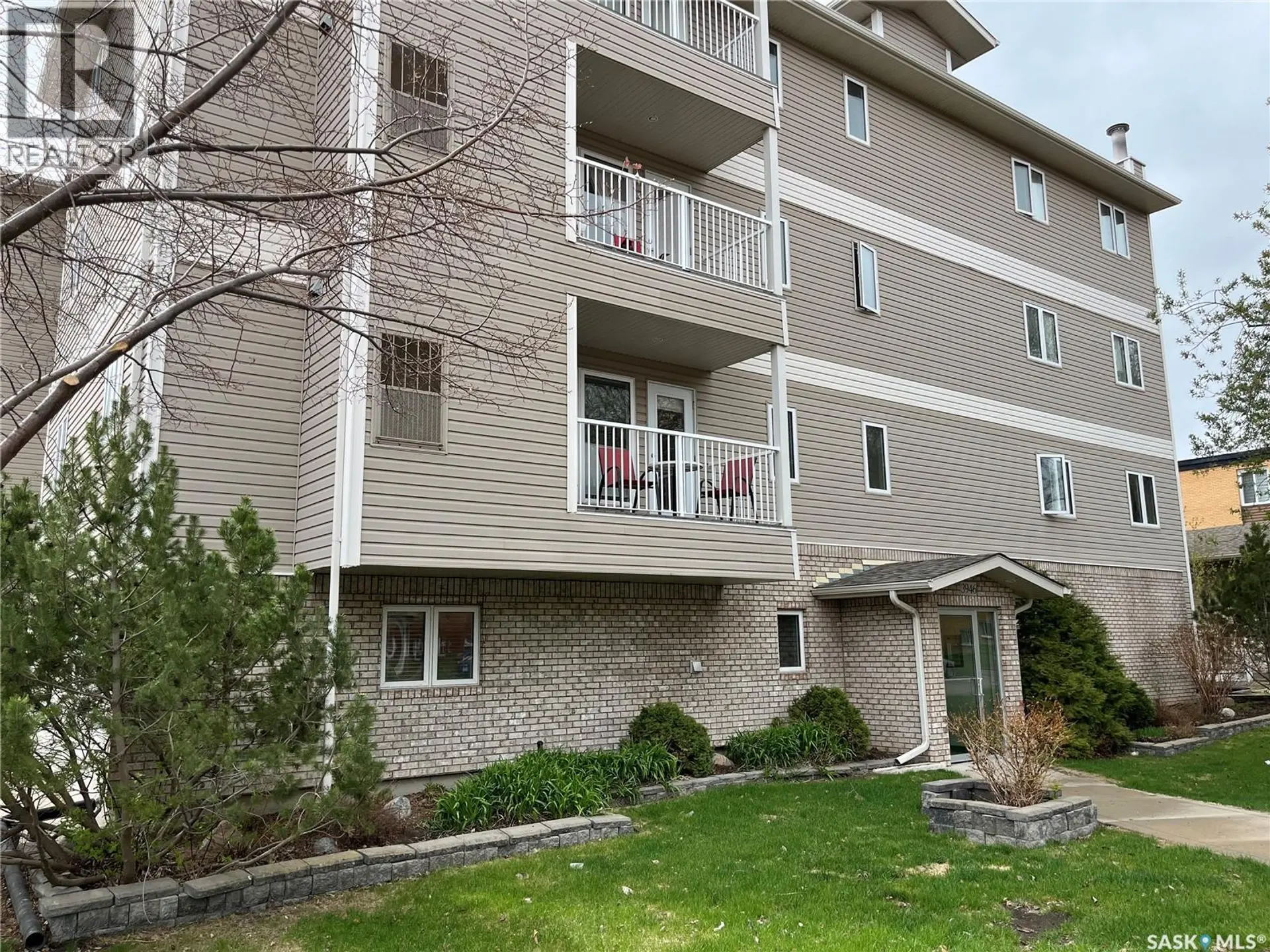 #205 3946 Robinson STREET - Image 1