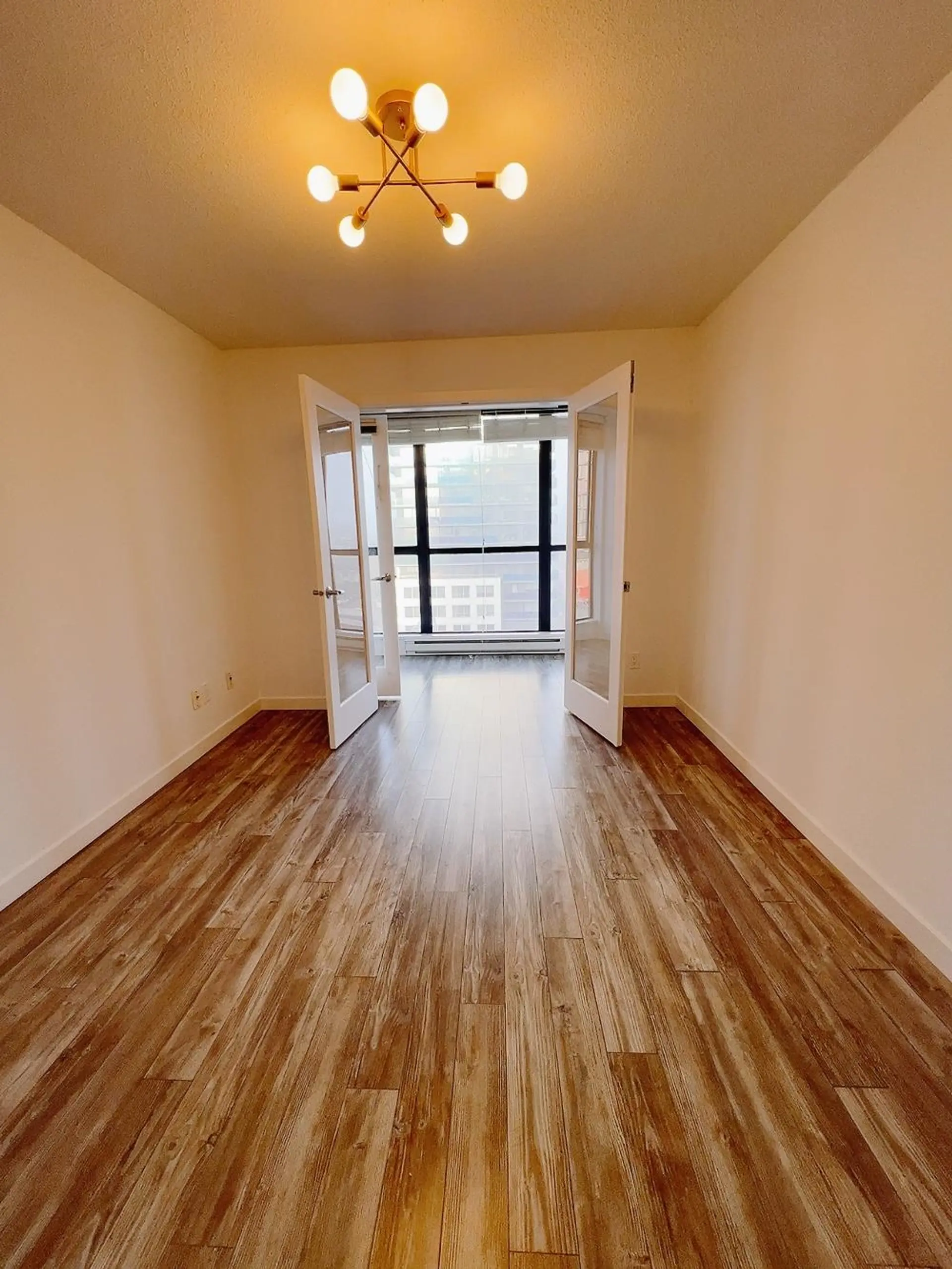 #806 3438 Vanness Avenue - Image 9