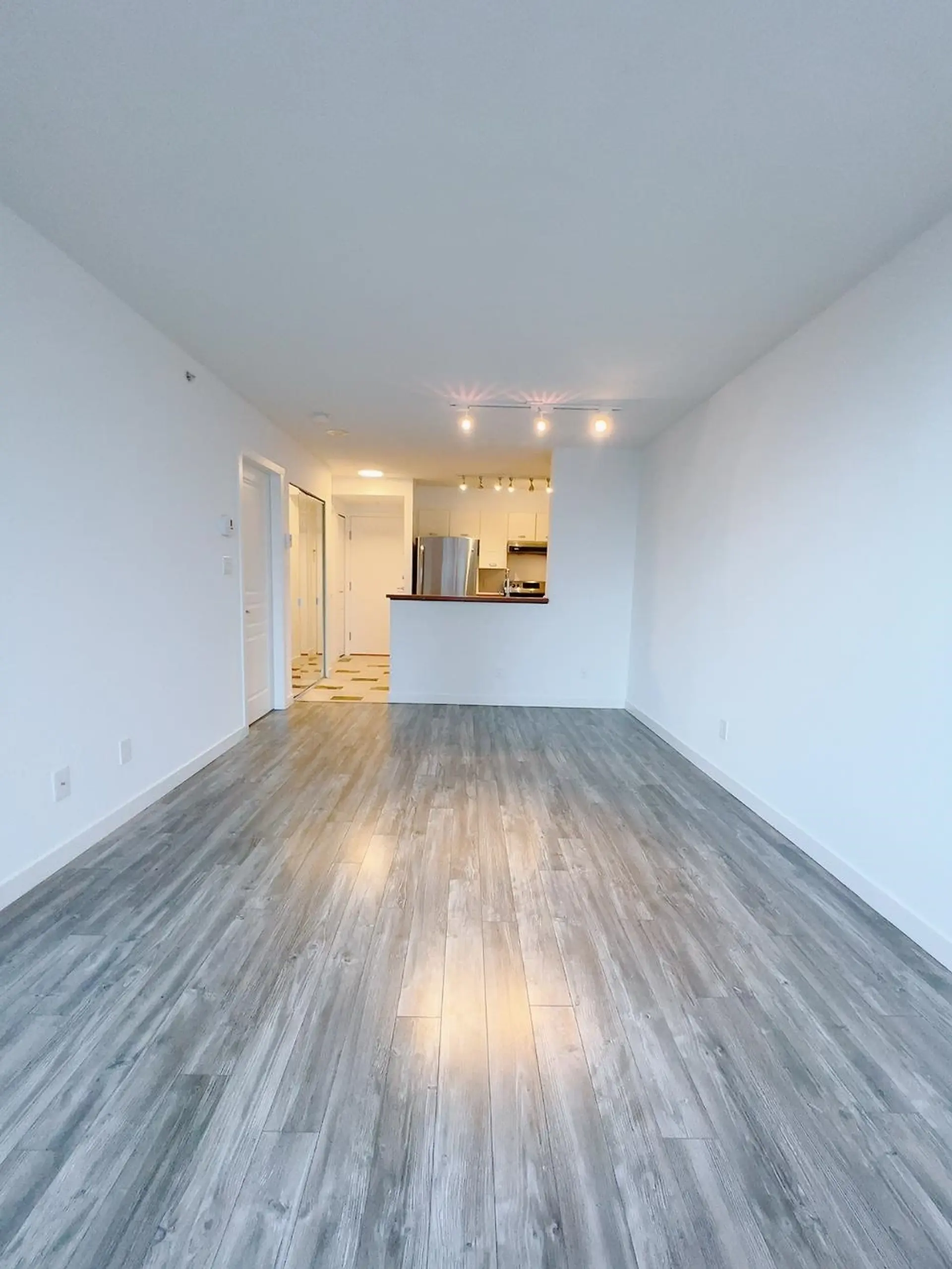 #806 3438 Vanness Avenue - Image 11
