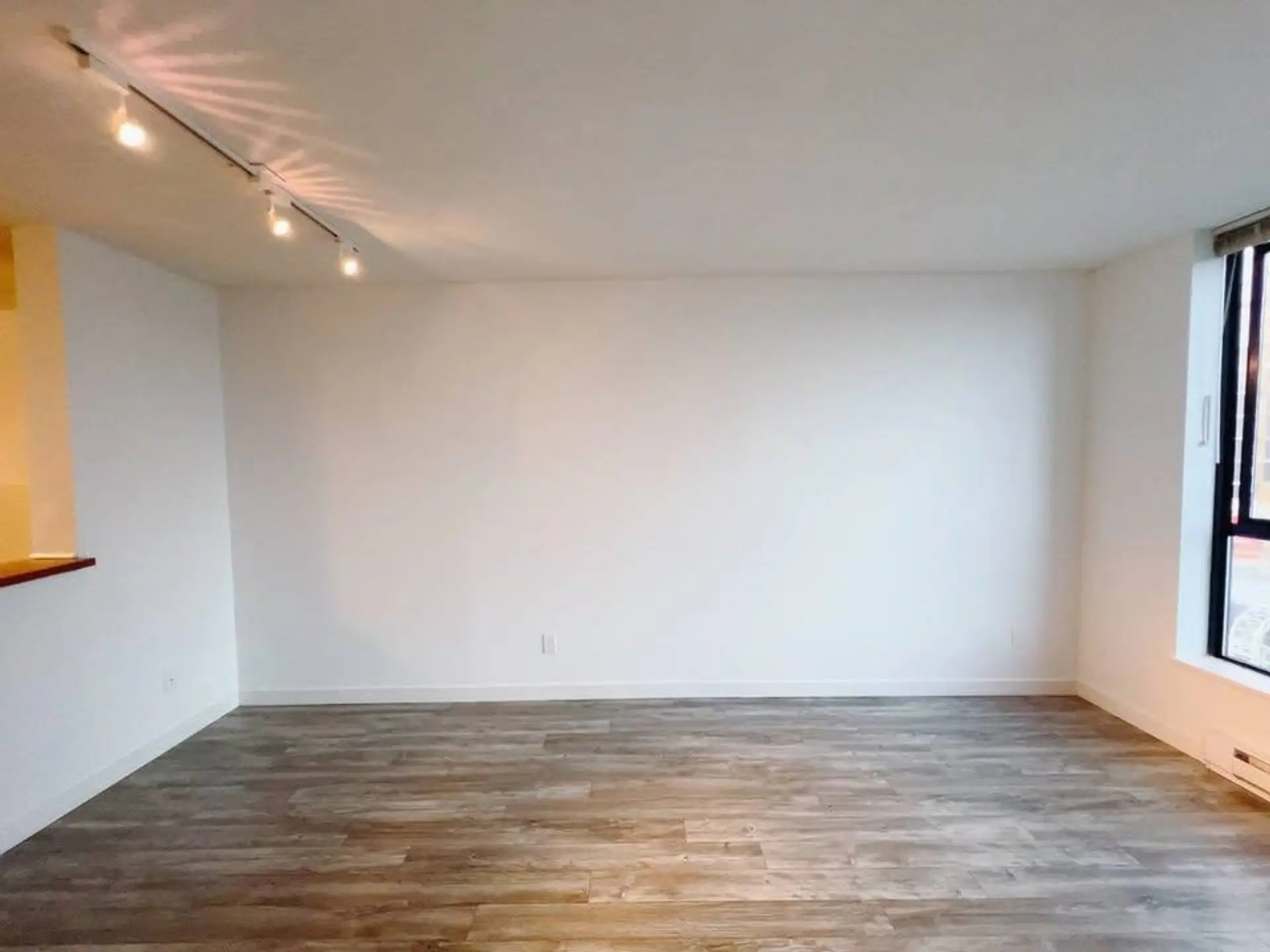 #806 3438 Vanness Avenue - Image 4