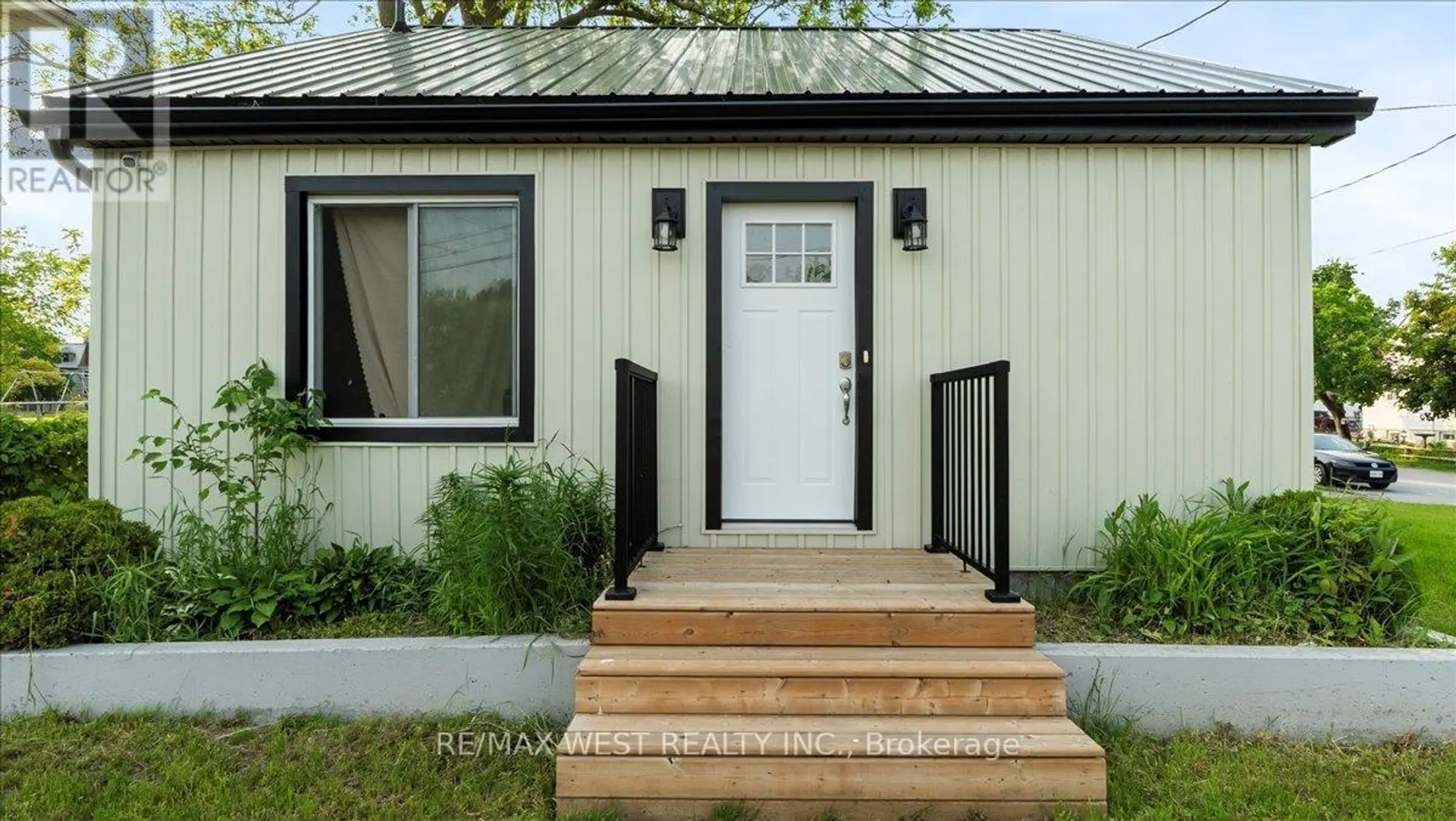 134 DUNDAS STREET W - Image 2