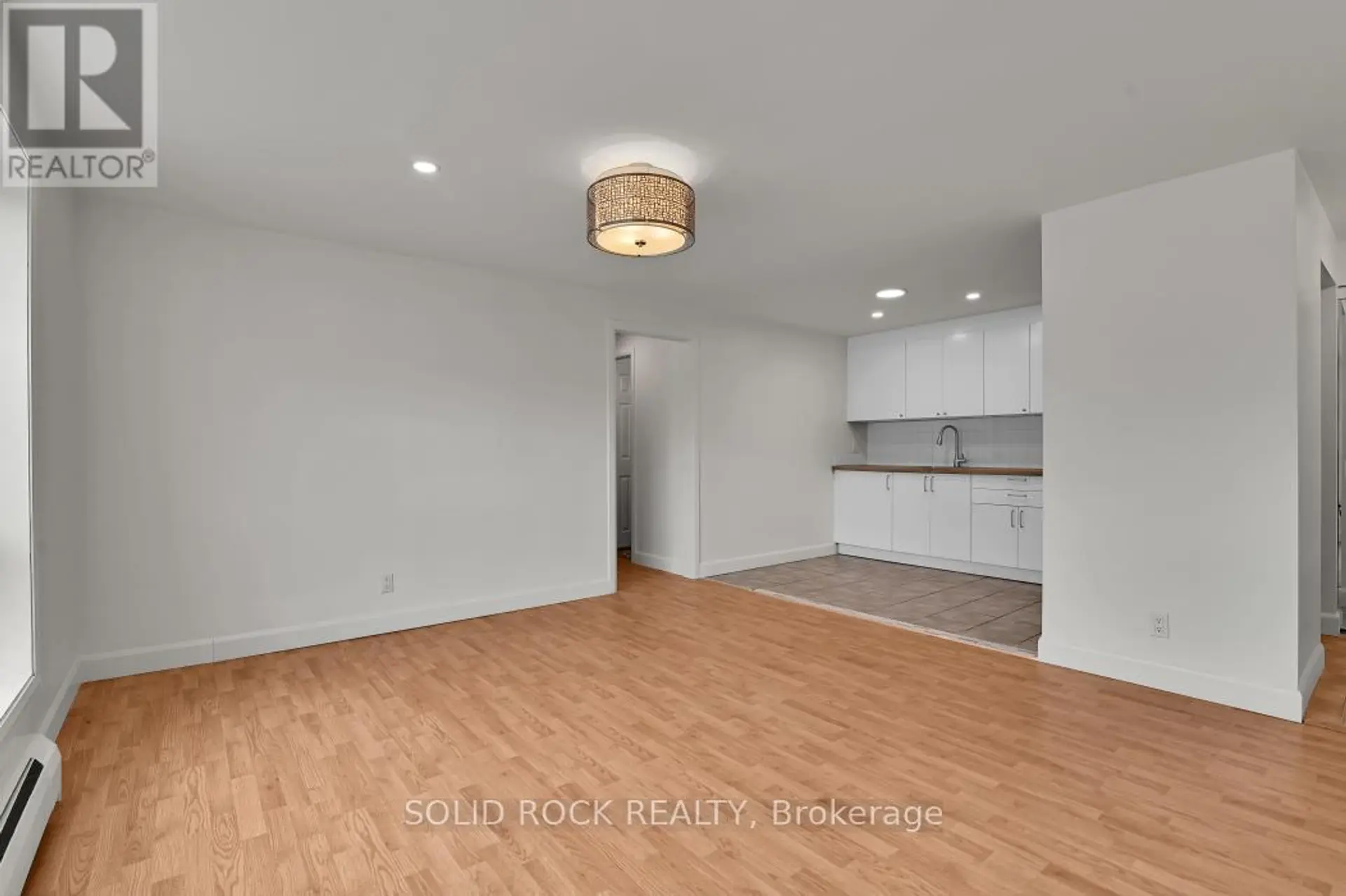 #7 896 ELMSMERE DRIVE - Image 4
