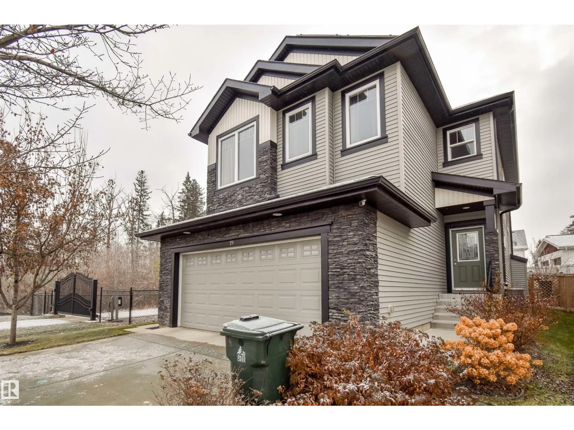 Property at 19 Meadowgrove LN, Spruce Grove, AB