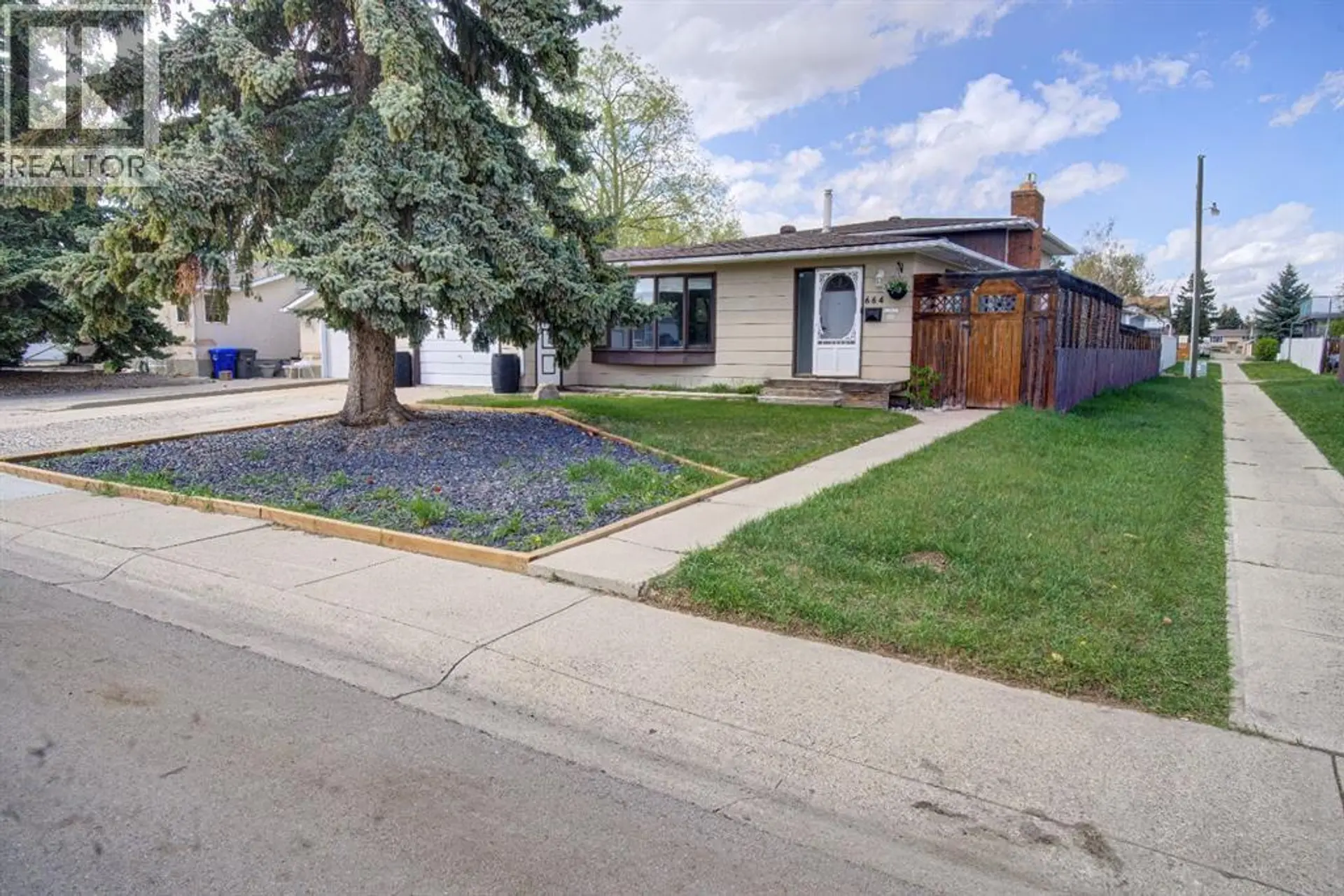 Property at 664 49 Avenue W, Claresholm, AB