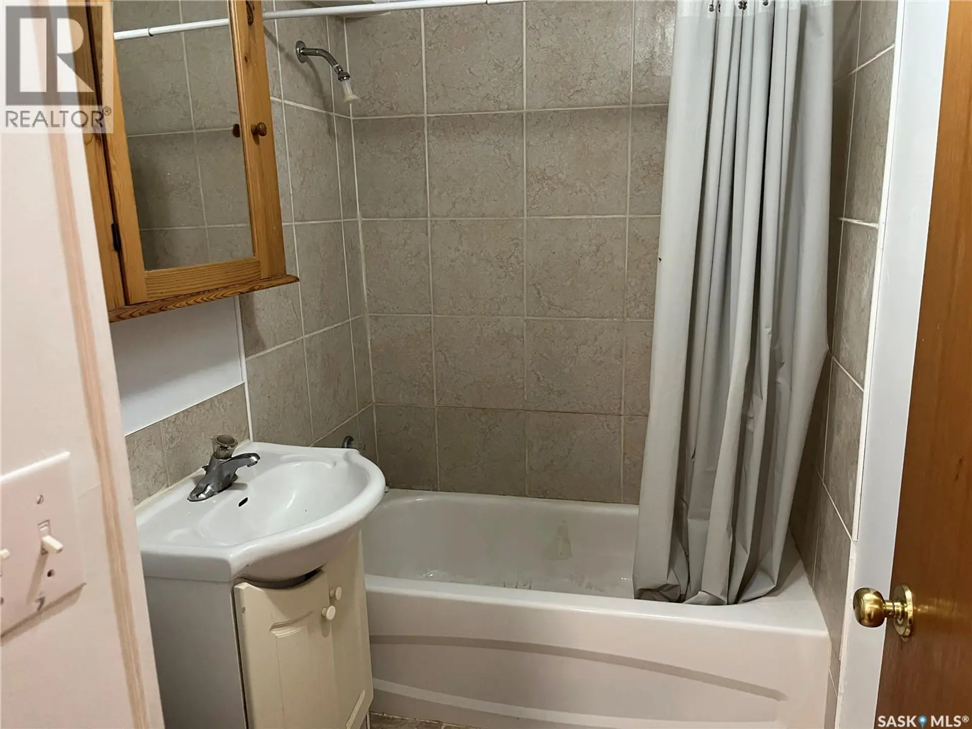 345 19th STREET E - Image 10