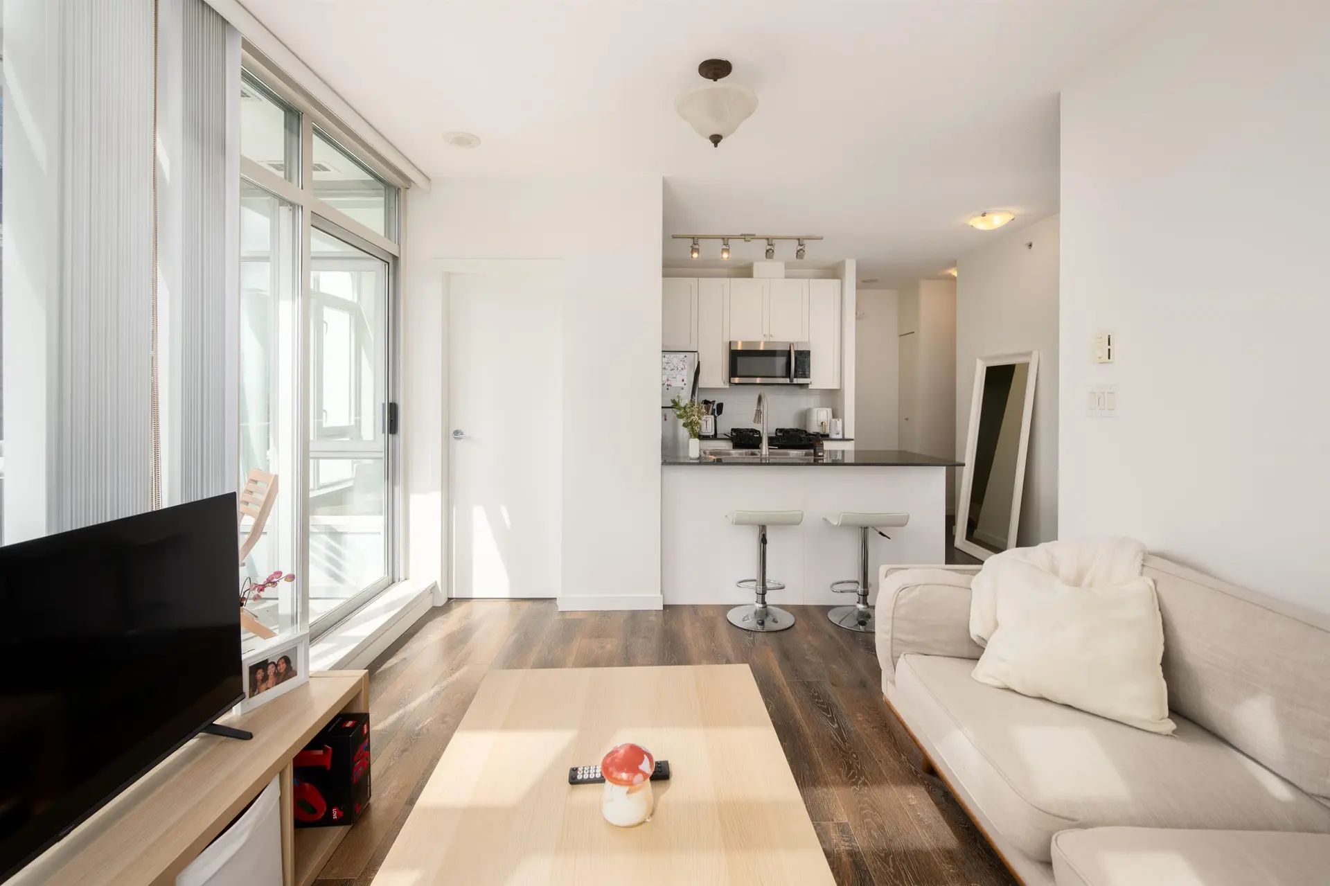 #801 480 Robson Street - Image 4