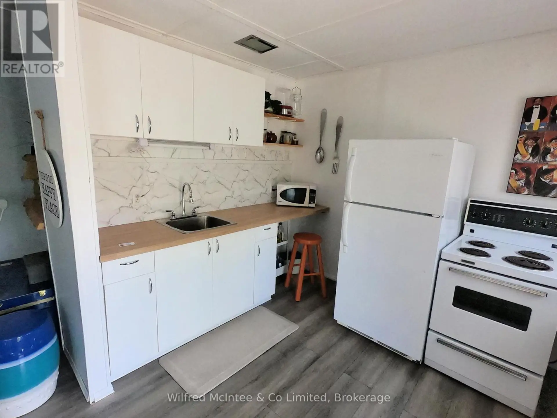 210 THOMPSON AVENUE - Image 8