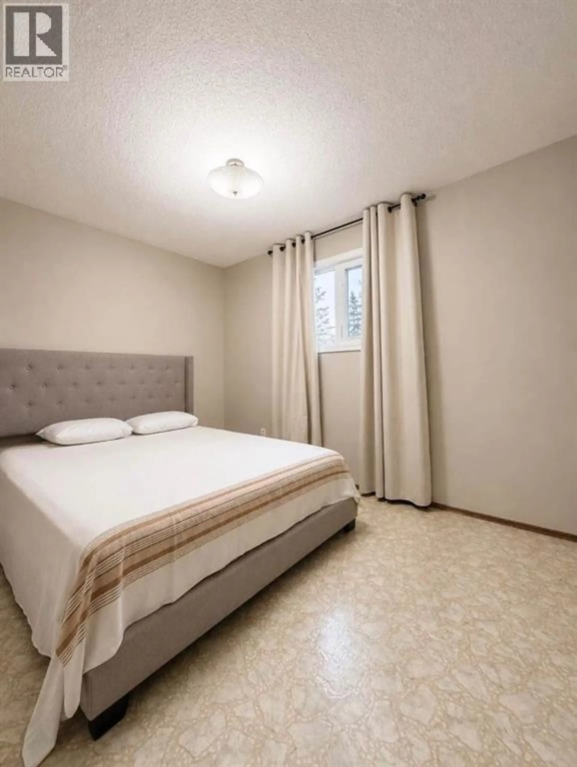 10702 104 Avenue - Image 11