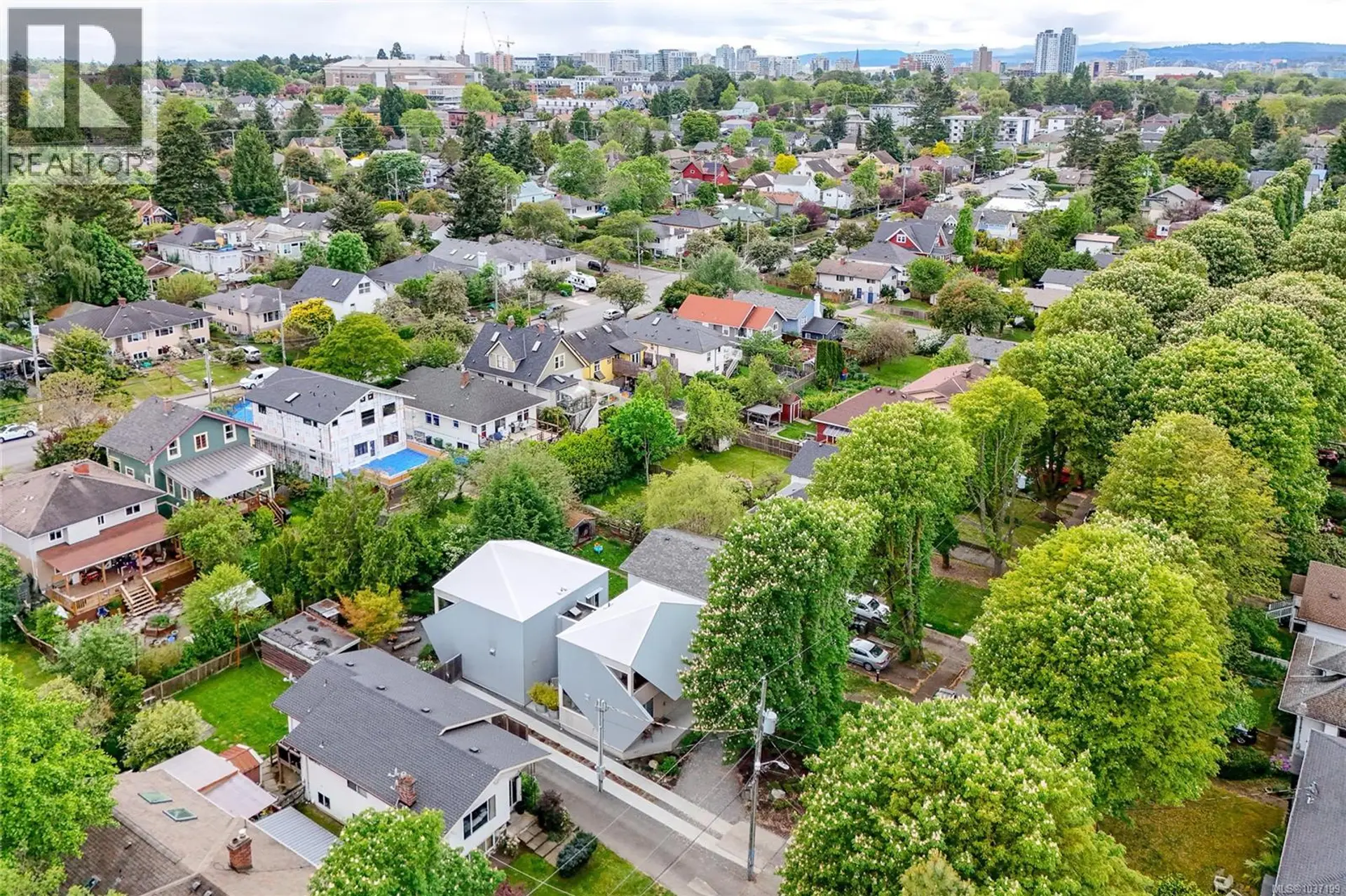 Property at 1427 Walnut St, Victoria, BC