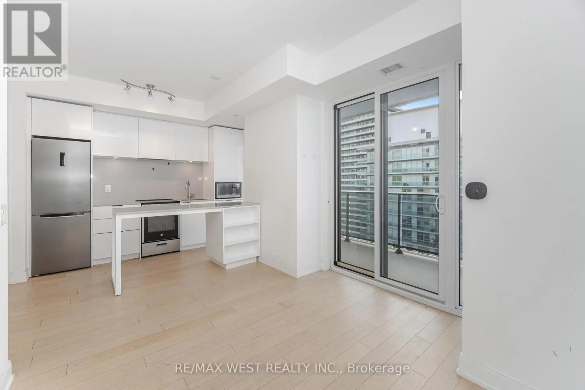 #4007 70 ANNIE CRAIG DRIVE - Image 6