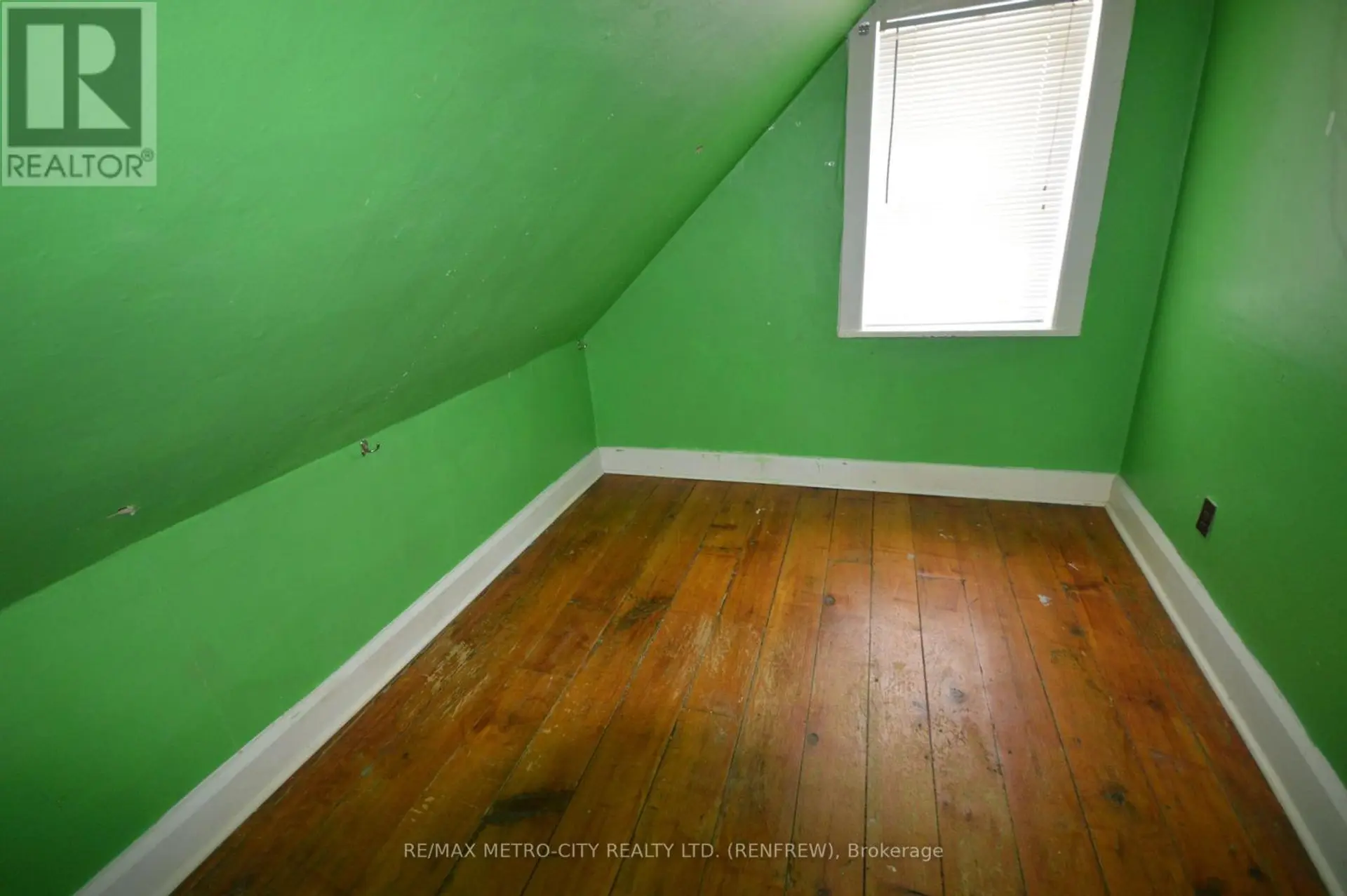 235 RENFREW AVENUE W - Image 11