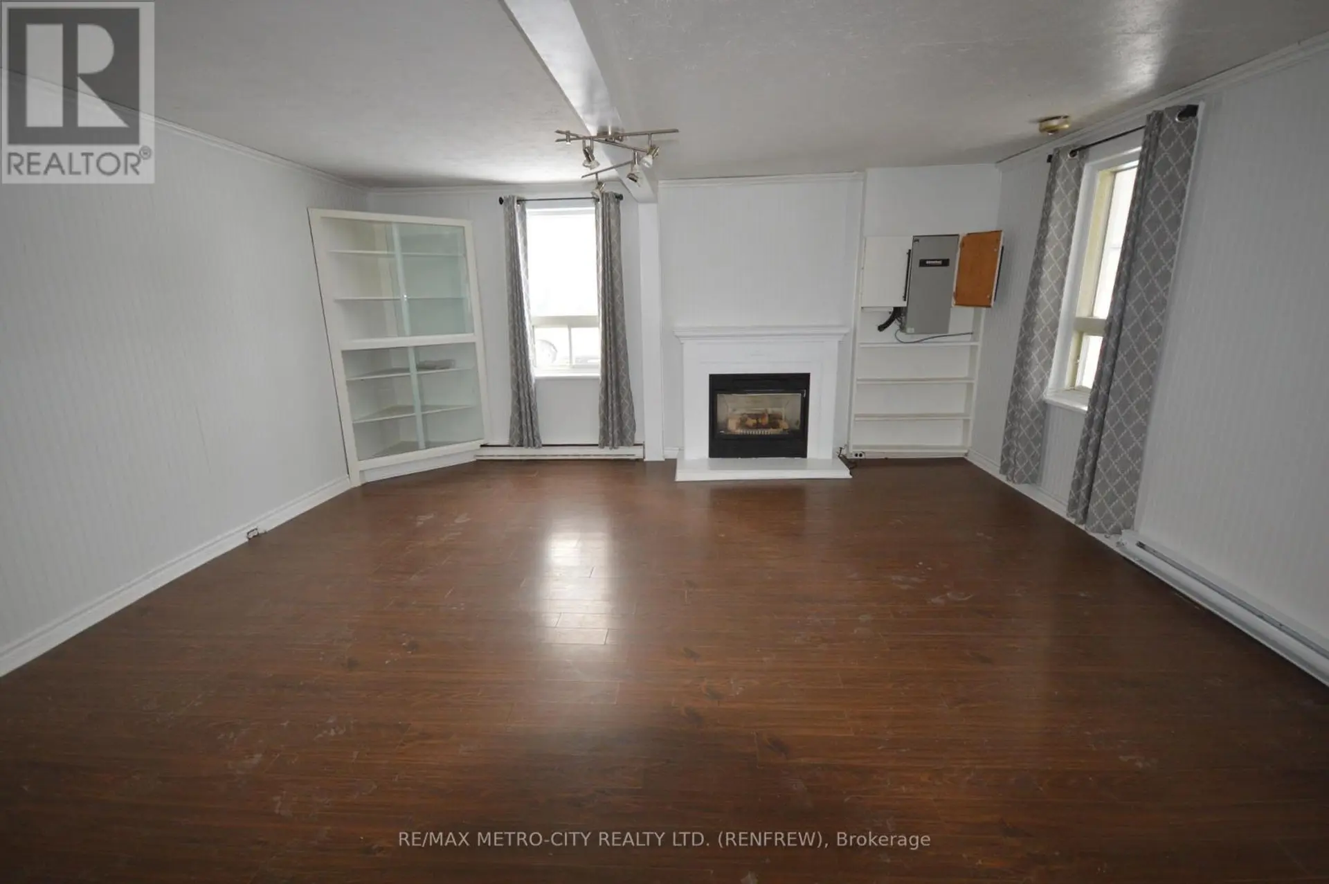 235 RENFREW AVENUE W - Image 3