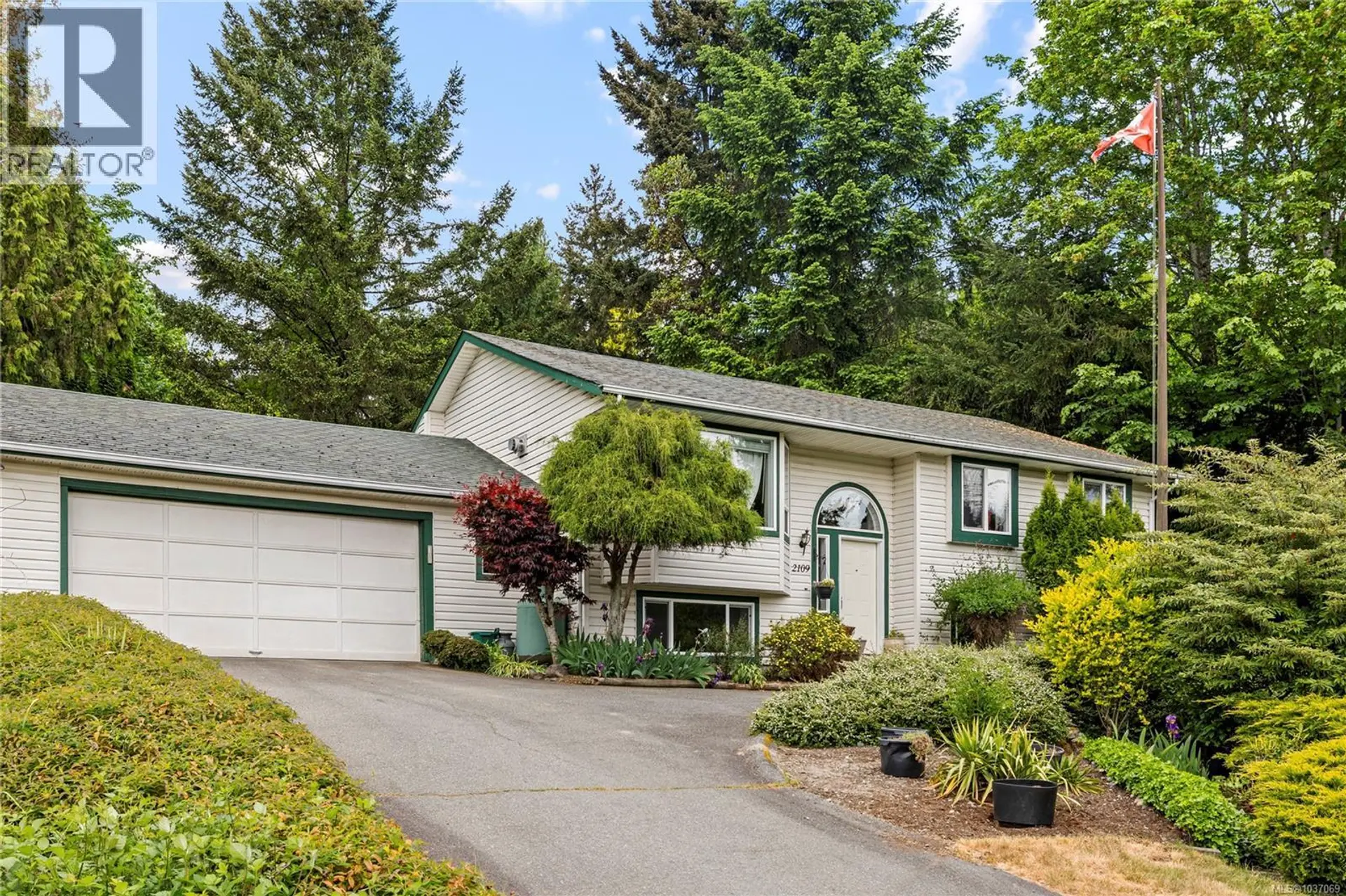 Property at 2109 Lakeside Dr, Nanaimo, BC