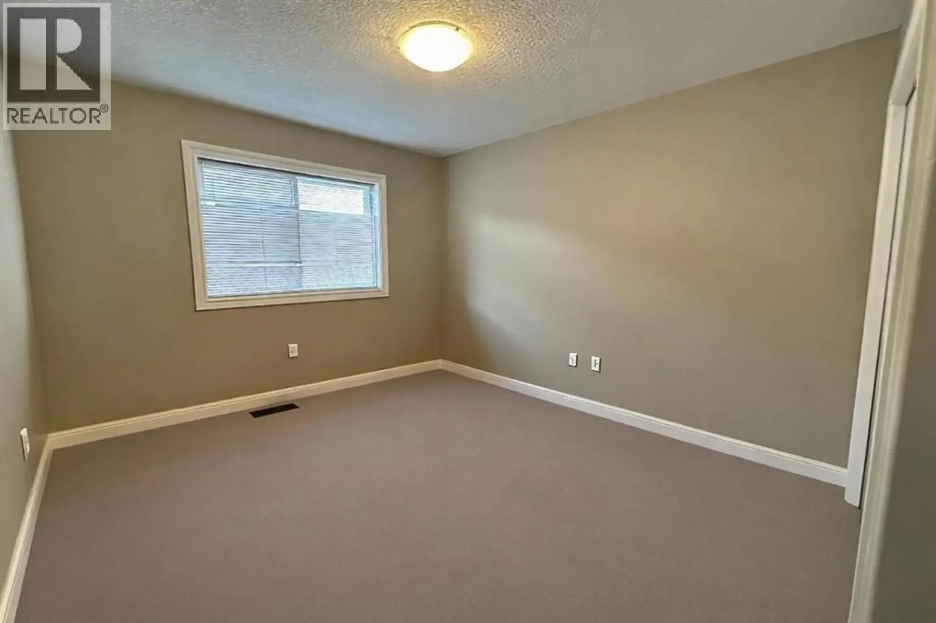 8526 16 Avenue - Image 10