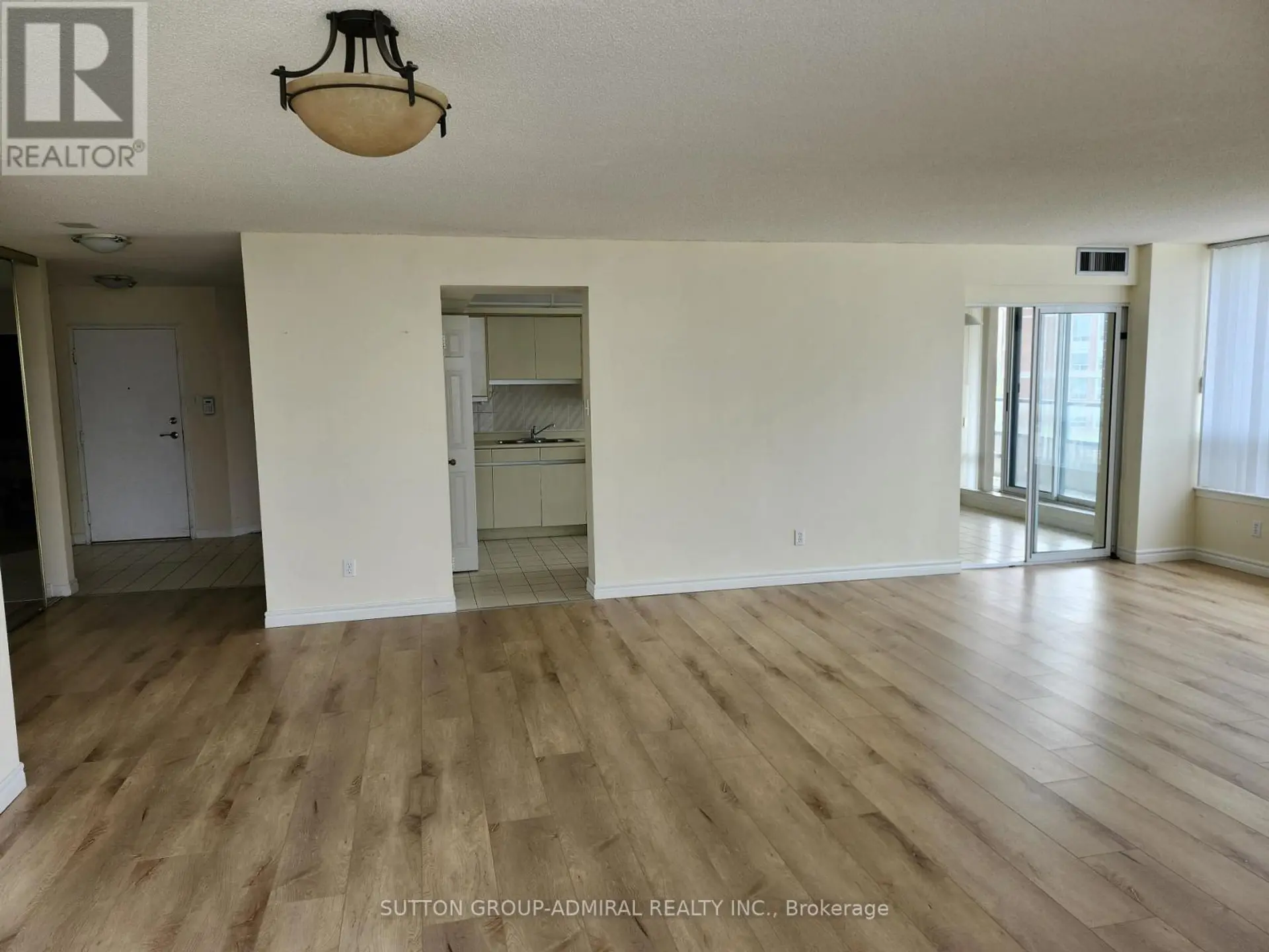 #910 120 PROMENADE CIRCLE - Image 12