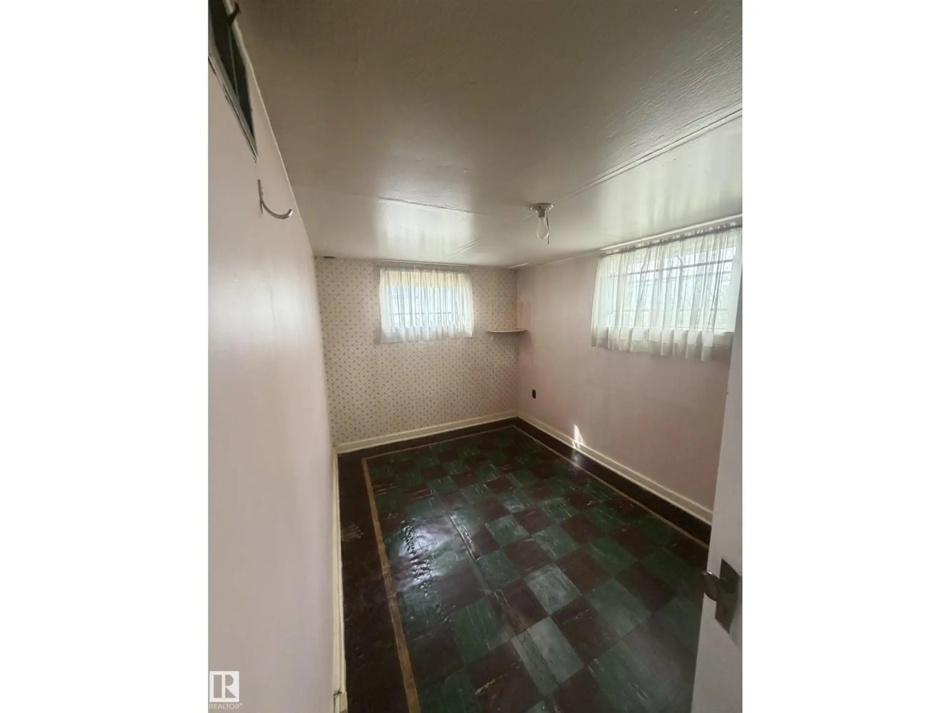 9630 106 AV NW - Image 17