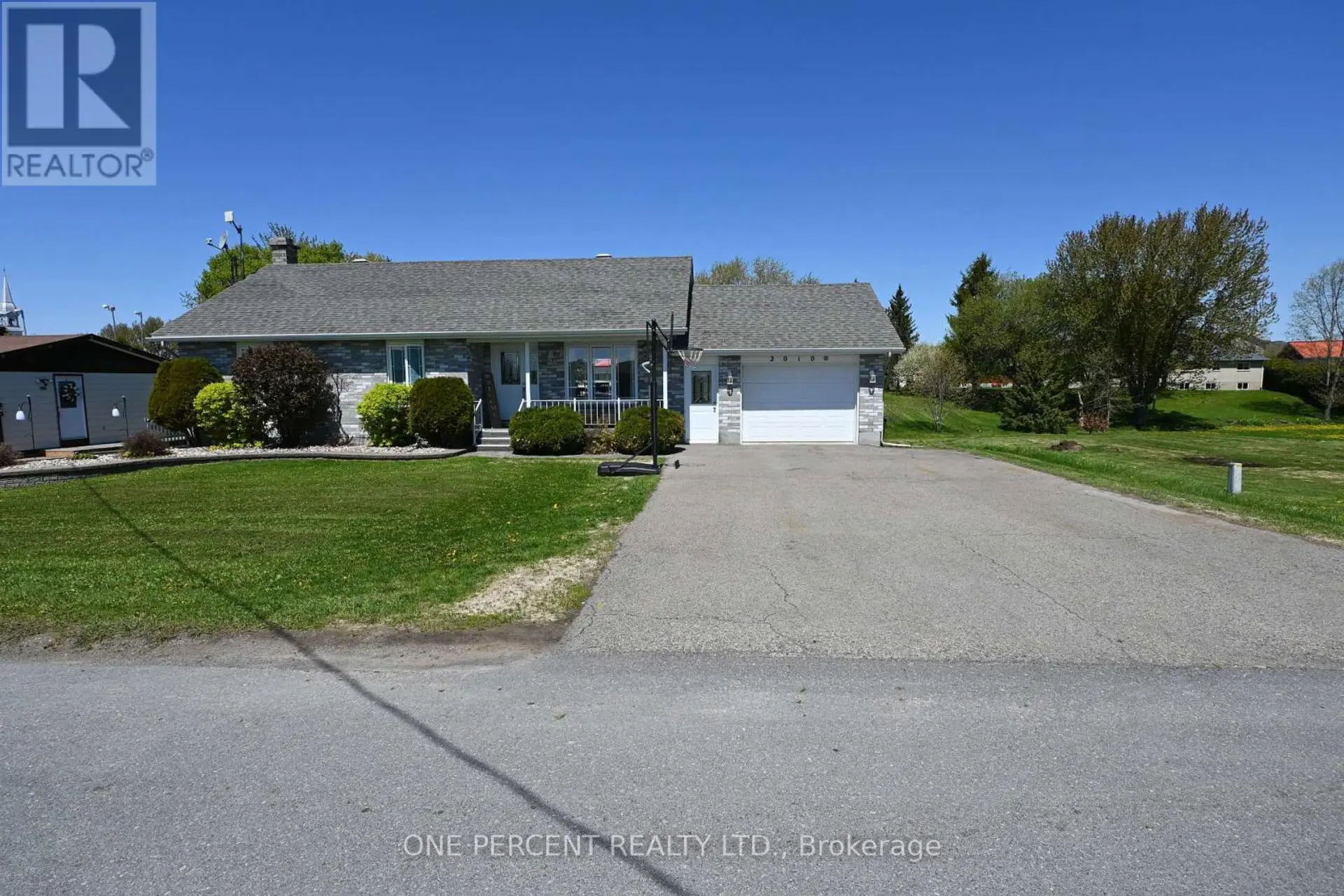 2010 RUE DU PARC STREET W - Image 1