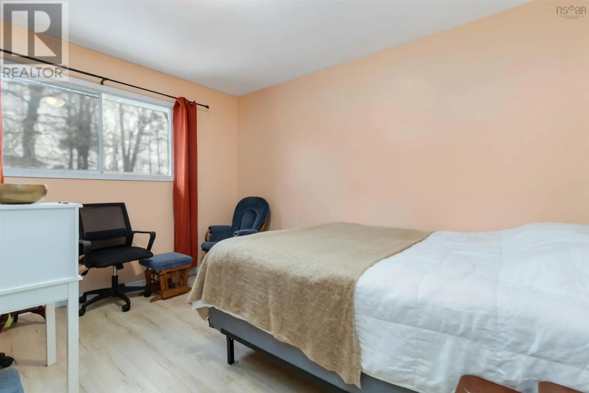 1570 Riverside Drive - Image 15