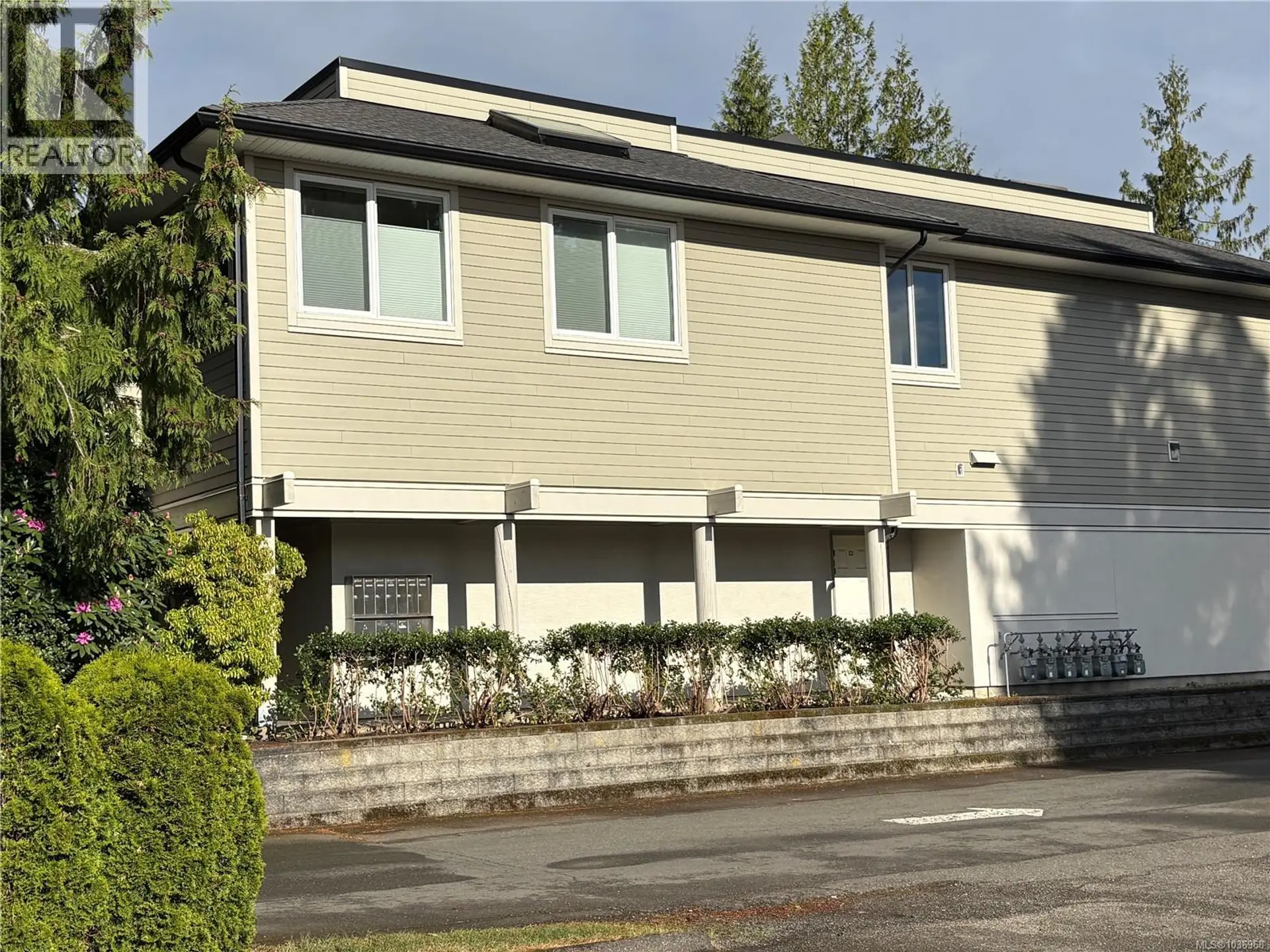 #7 219 Fern Rd W - Image 2