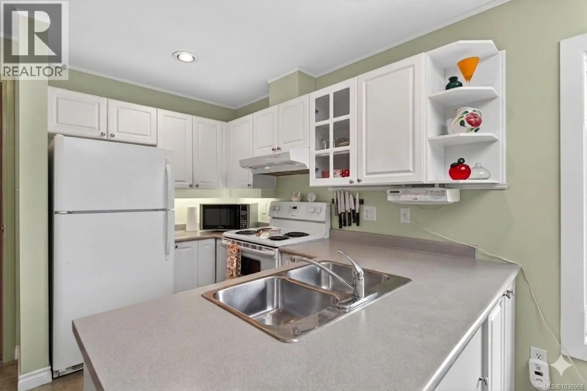 #7 219 Fern Rd W - Image 3