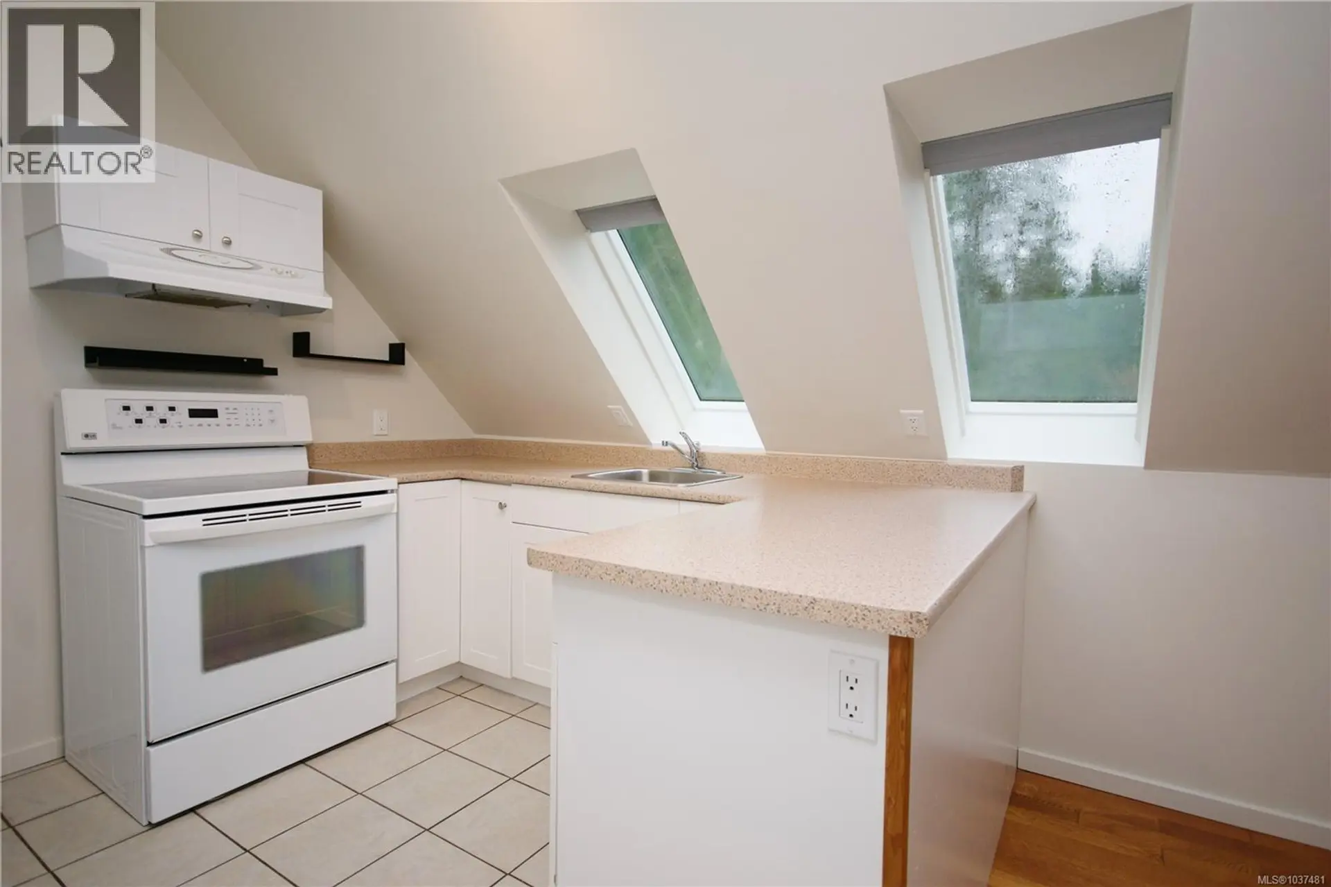 1221 Ganske Rd - Image 12