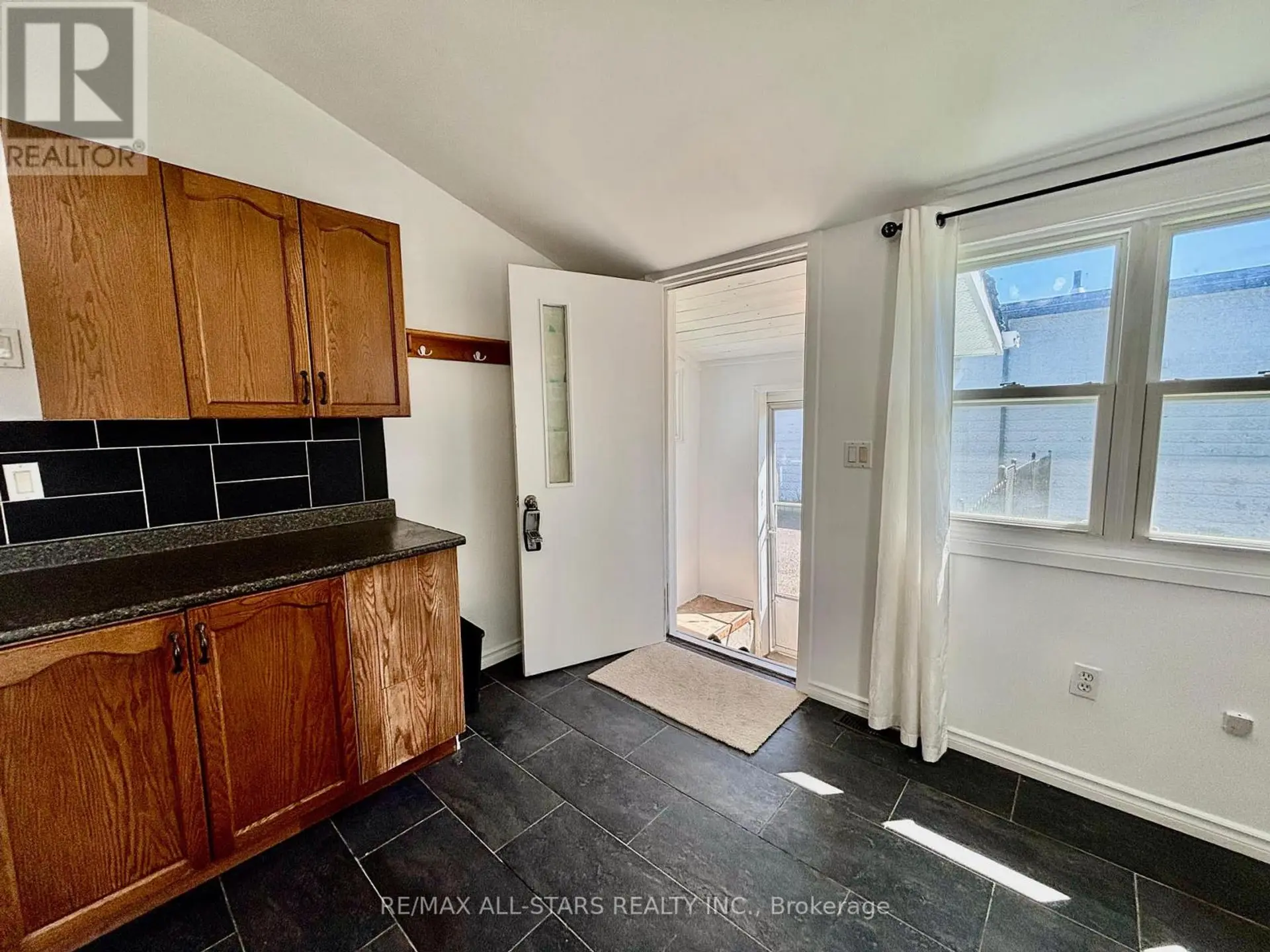 81 DURHAM STREET W - Image 9
