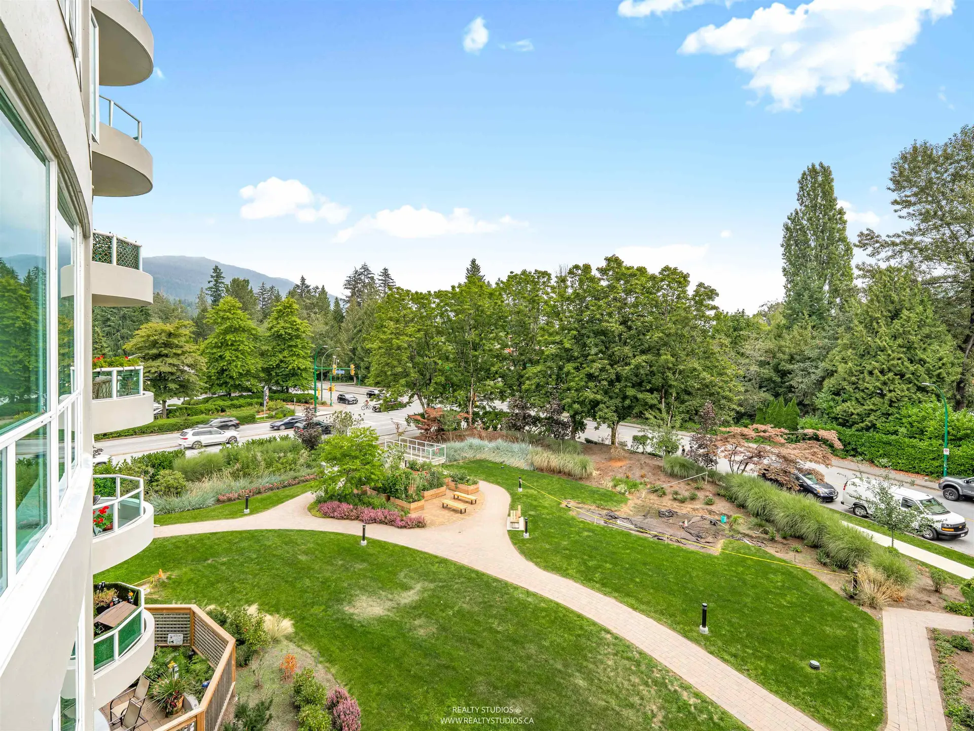 #406 995 Roche Point Drive - Image 17