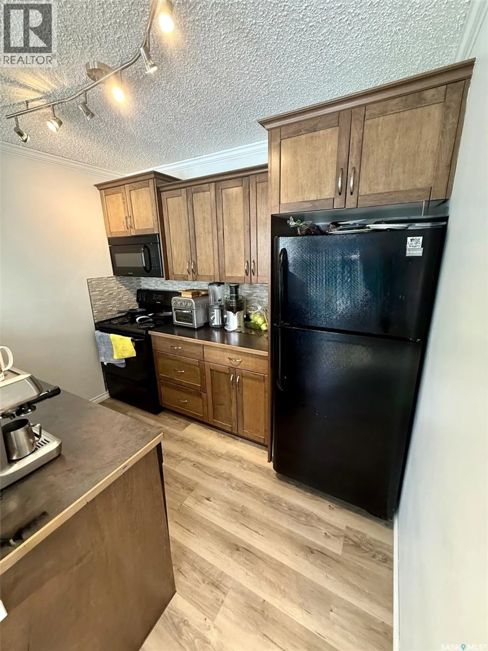 #203 148 Catherine STREET - Image 2