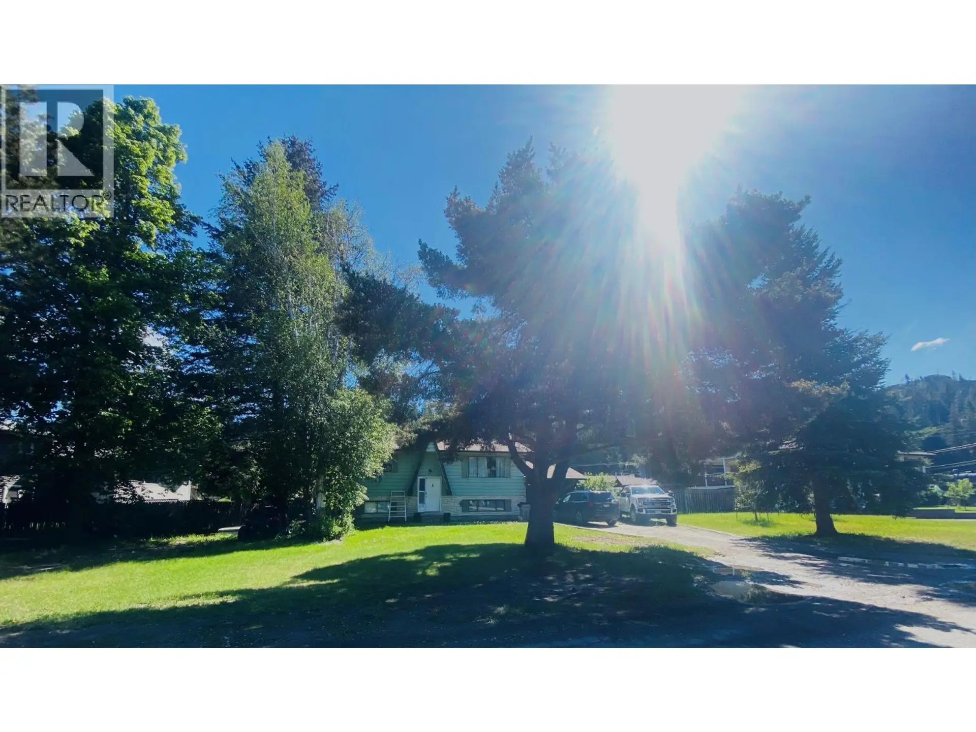 4686 SPRUCE Crescent - Image 2