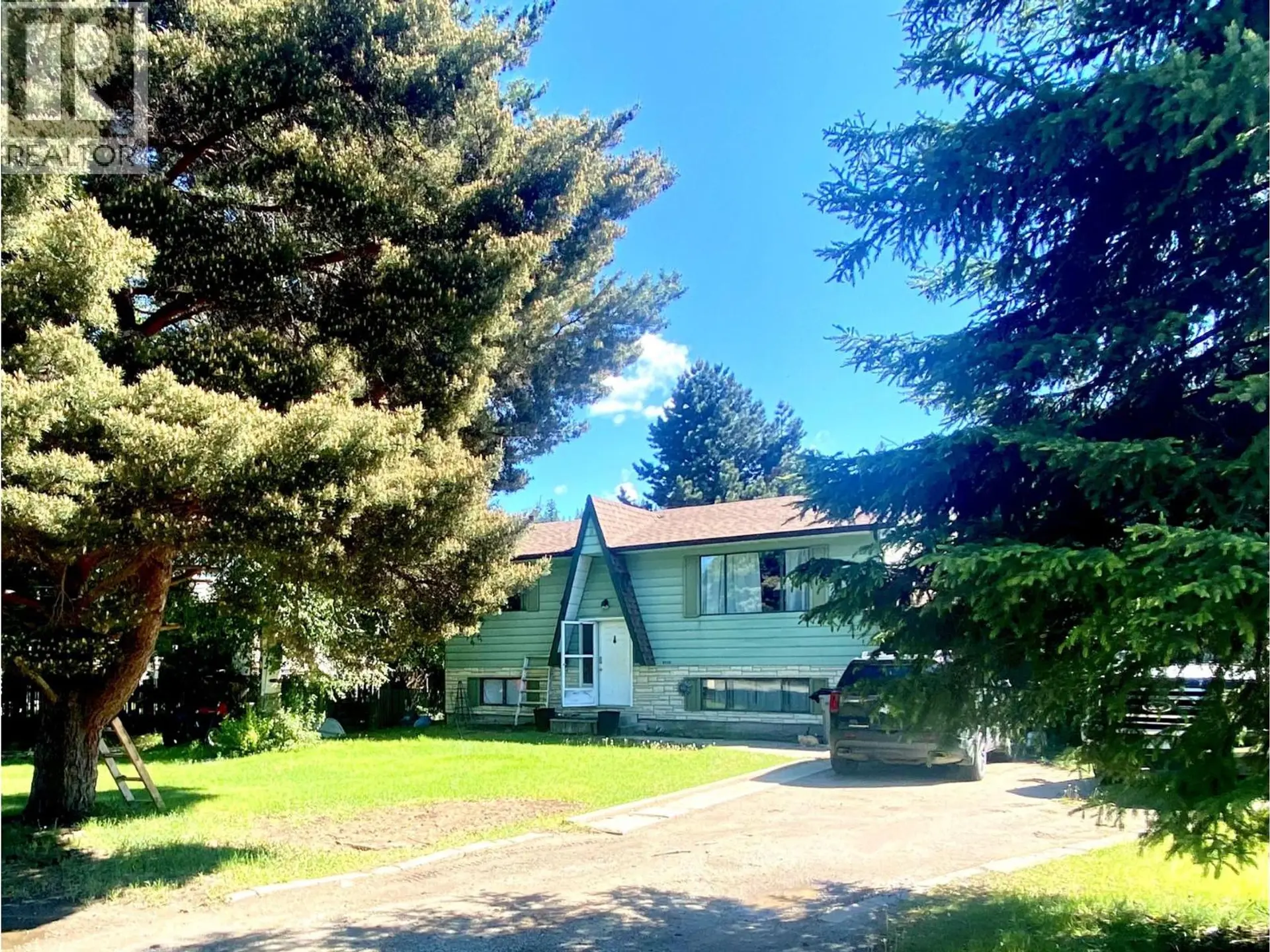 4686 SPRUCE Crescent - Image 3