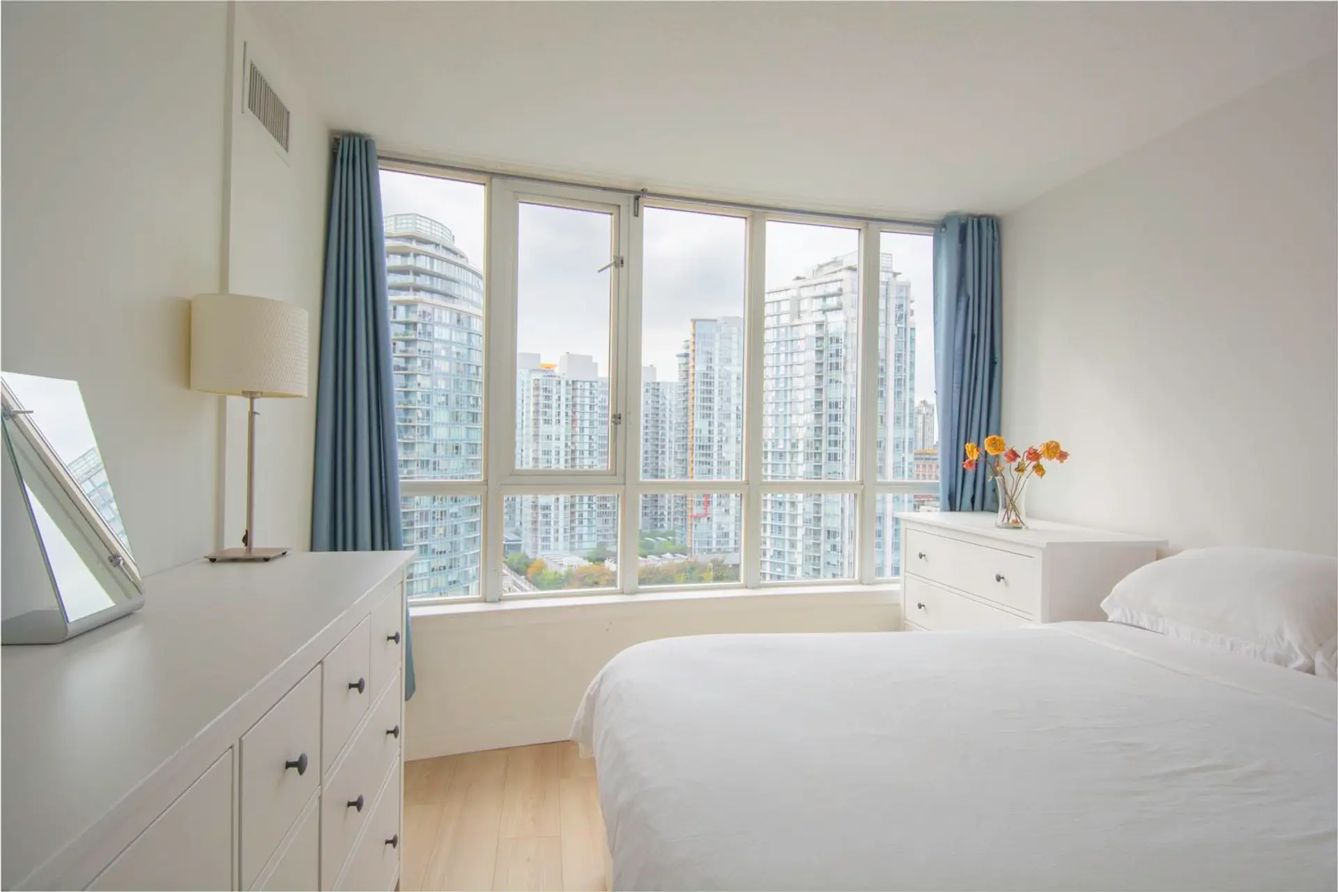 #2510 63 Keefer Place - Image 4