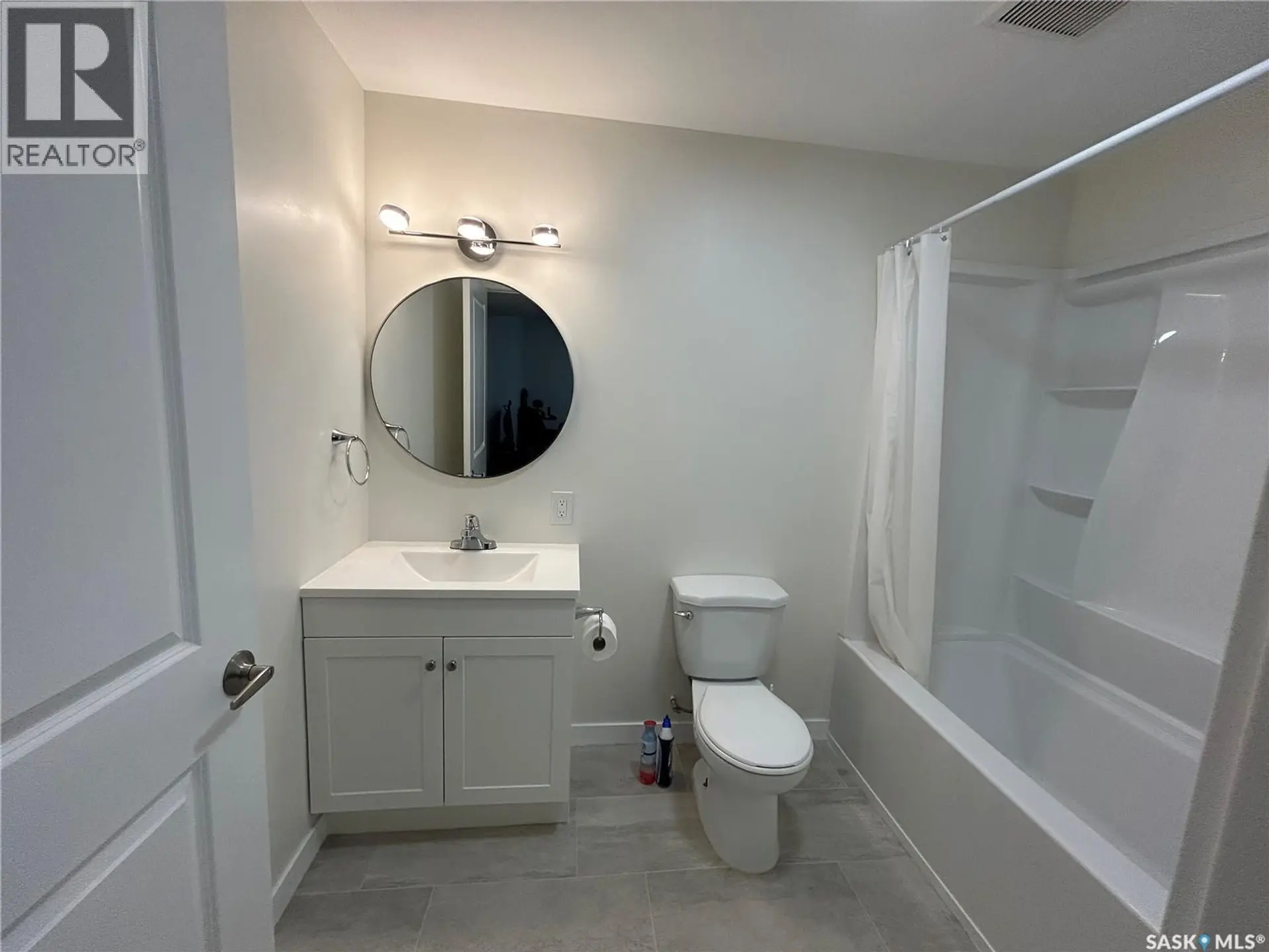 2616 Clarence AVENUE S - Image 13
