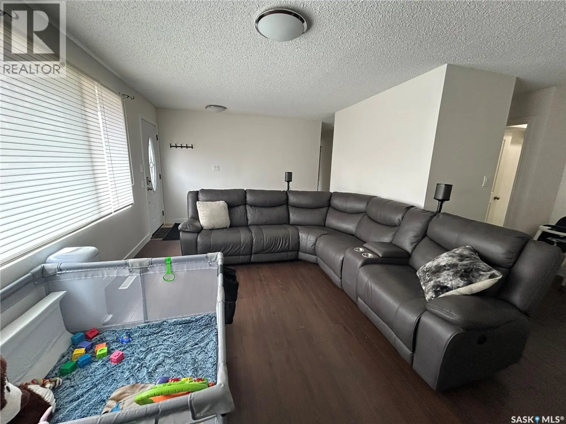 2616 Clarence AVENUE S - Image 2